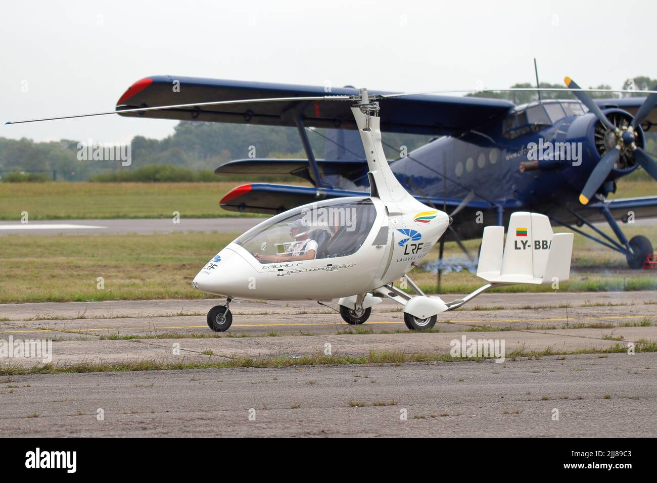 KAUNAS / LITUANIE - 10 août 2019: Autogyro Calidus LY-BBA au cours de 100 ans de l'aviation lituanienne spectacle aérien dans l'aérodrome d'Aleksotas Banque D'Images