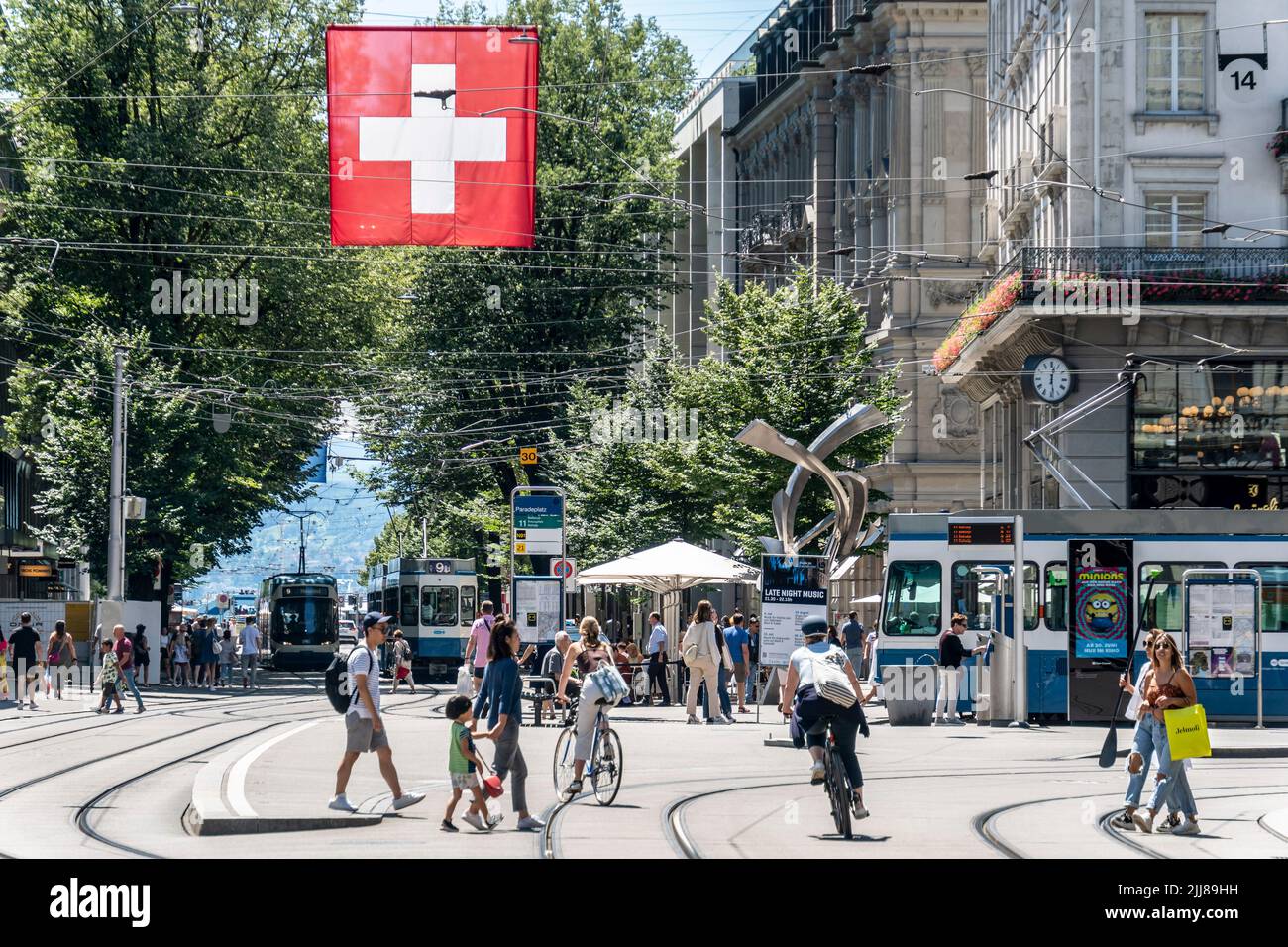 Paradeplatz Zürich, Bahnhofstrasse, Schweizer Flagge, Straßenbahnen, Schweiz Banque D'Images