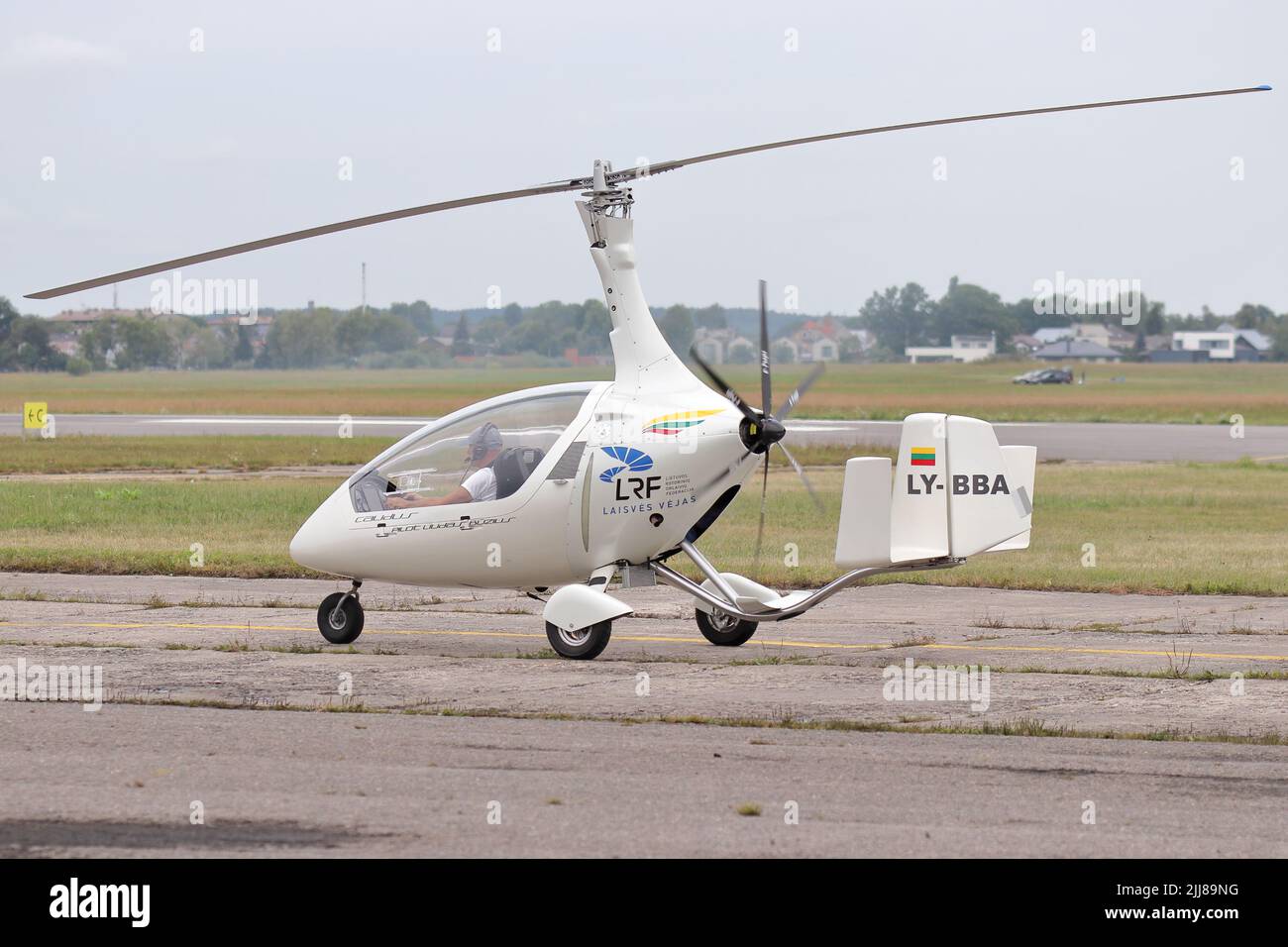 KAUNAS / LITUANIE - 10 août 2019: Autogyro Calidus LY-BBA au cours de 100 ans de l'aviation lituanienne spectacle aérien dans l'aérodrome d'Aleksotas Banque D'Images