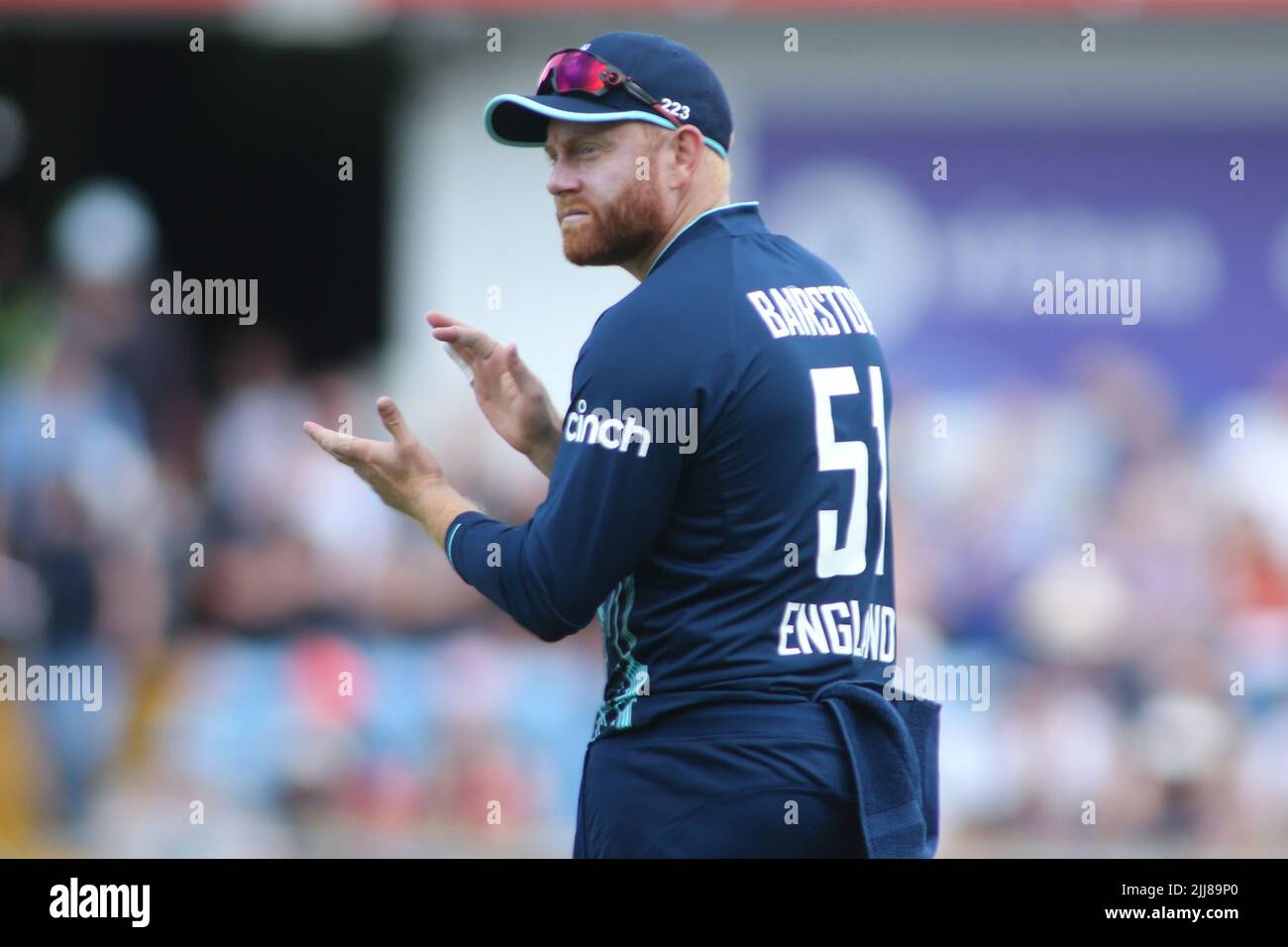 Leeds, Royaume-Uni. 24th juillet 2022. Terrain de cricket Clean Slate Headingley, Leeds, West Yorkshire, 24th juillet 2022. 3rd Royal London One Day International Angleterre vs Afrique du Sud. Jonathan Marc Bairstow, d'Angleterre, applaudit la foule . Crédit : Touchlinepics/Alamy Live News Banque D'Images