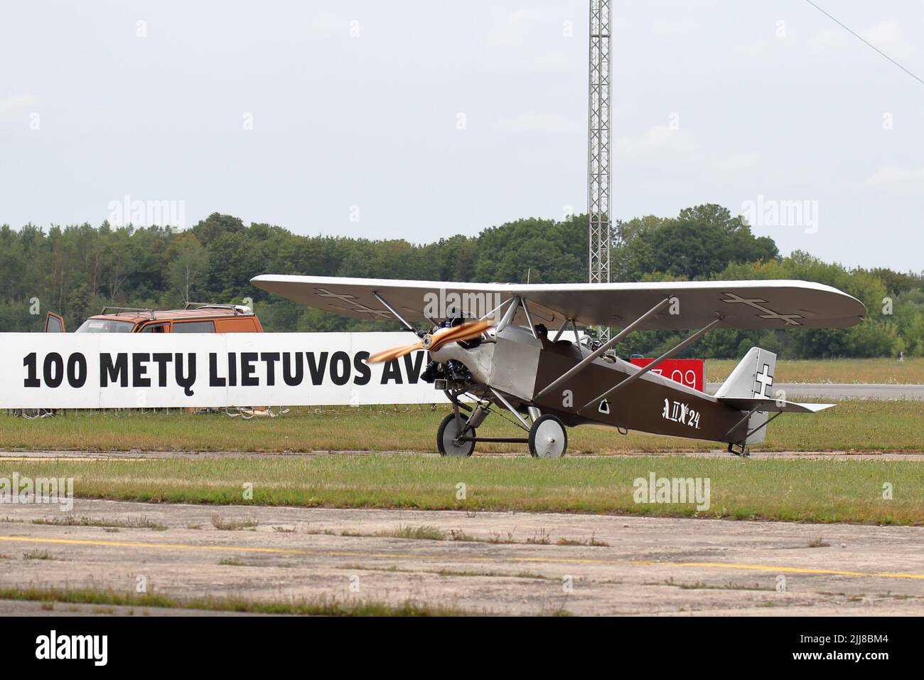 KAUNAS / LITUANIE - 10 août 2019: Lituanien ANBO II réplique avion vintage (initialement conçu par Antanas Gustaitis en 1927) exposition de vol Banque D'Images