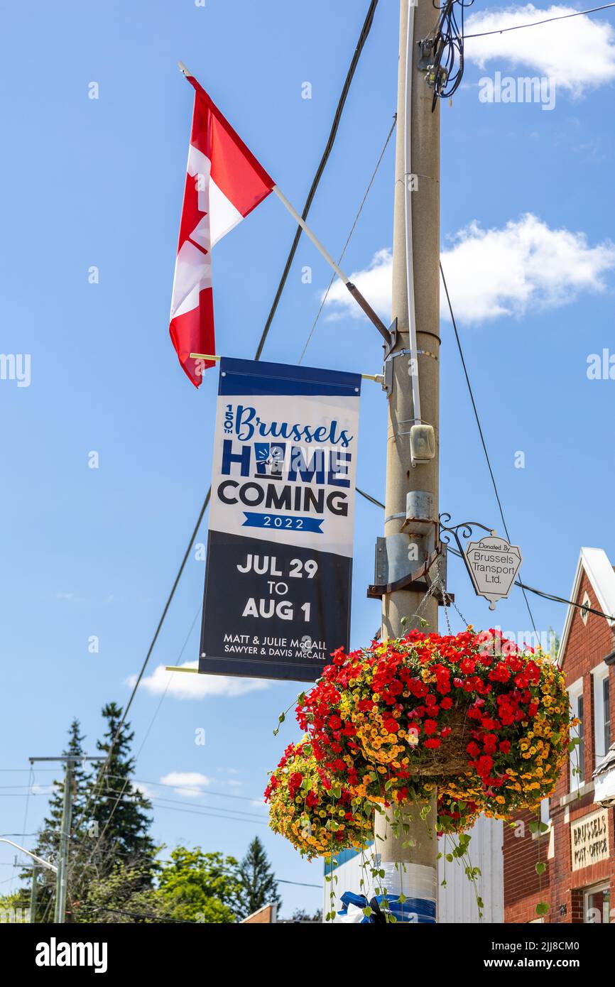 Bruxelles Ontario Lamp Post drapeau Banner Publicité la maison 150th arrivée en 2022 Bruxelles Ontario Canada Banque D'Images