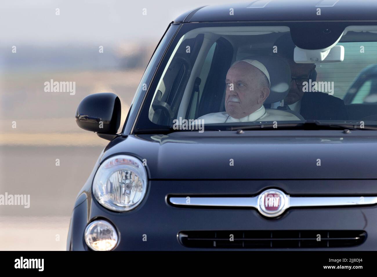 Fiumicino, Italie. 24 juillet 2022. Le pape François arrive à l'aéroport international Leonardo da Vinci de Rome, pour embarquer dans son vol vers Edmonton, au Canada, où il commencera une visite pastorale de six jours dans le pays. Crédit: Maria Grazia Picciarella/Alay Live News Banque D'Images