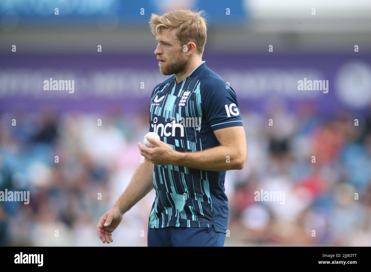 Leeds, Royaume-Uni. 24th juillet 2022. Terrain de cricket Clean Slate Headingley, Leeds, West Yorkshire, 24th juillet 2022. 3rd Royal London One Day International Angleterre vs Afrique du Sud. David Willey d'Angleterre bowling. Crédit : Touchlinepics/Alamy Live News Banque D'Images