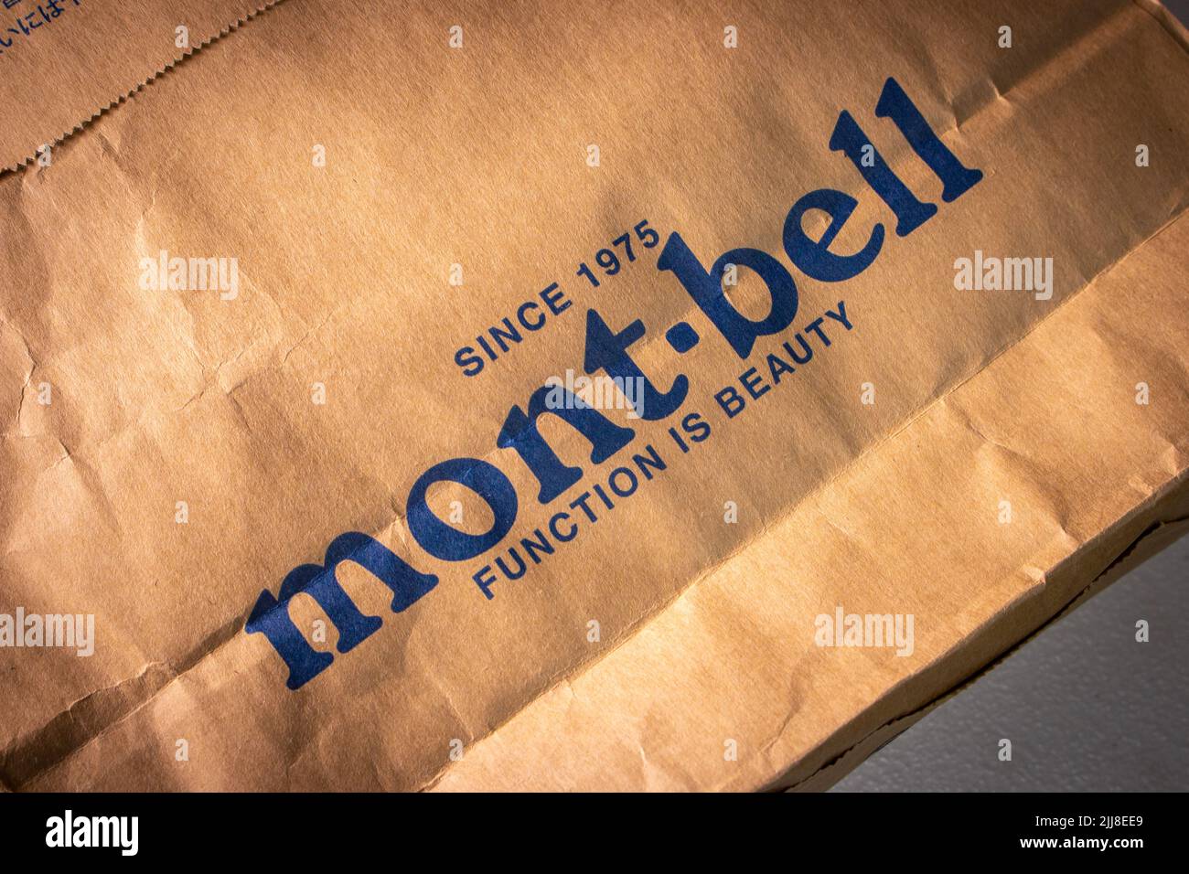 Logo en gros plan de Montbell (Mont-bell), fabricant et détaillant japonais de vêtements et d'équipements de plein air, imprimé sur un sac à provisions en papier. Banque D'Images