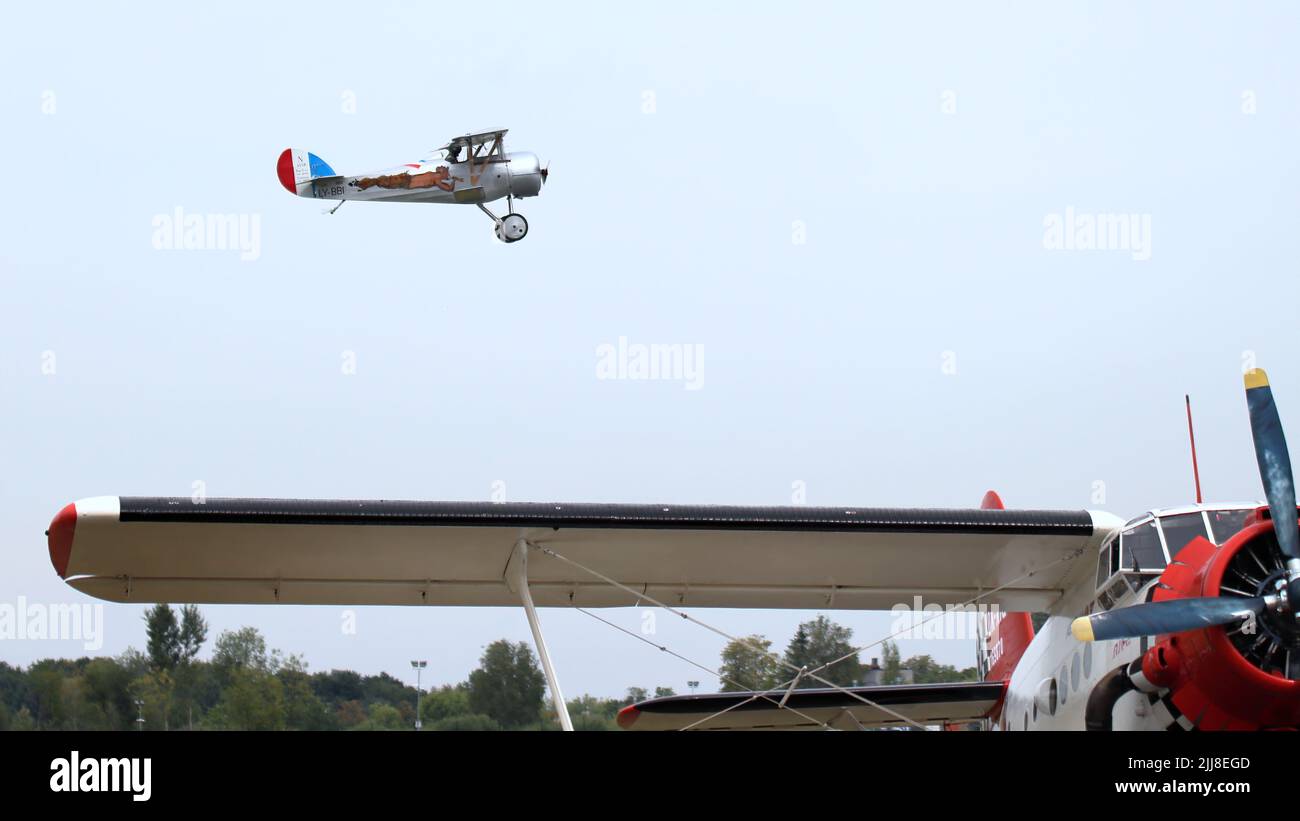 KAUNAS / LITUANIE - 10 août 2019: Exposition de vol d'avion de Nieuport 24 d'époque au salon aérien de l'aérodrome d'Aleksotas, Kaunas, Lituanie Banque D'Images