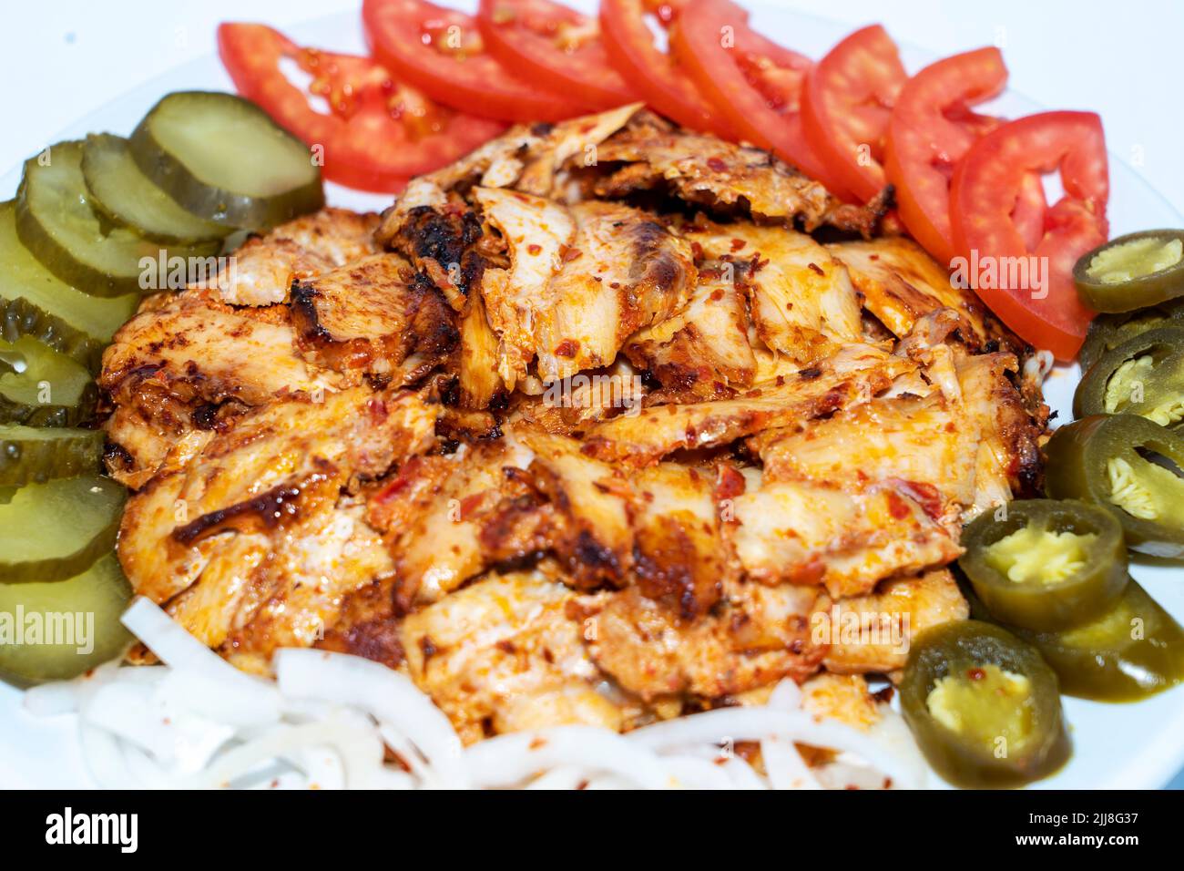 Fermez l'assiette de poulet dans un restaurant. Isolé. Banque D'Images