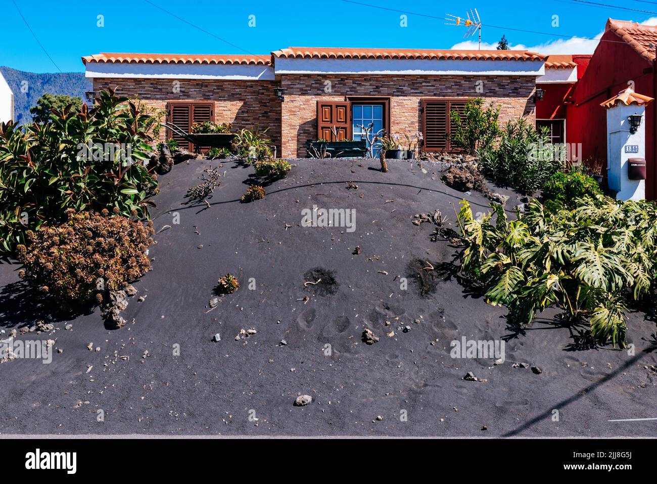 Accumulation de cendres volcaniques dans une maison. El Paraiso, El Paso, la Palma, Îles Canaries, Espagne Banque D'Images