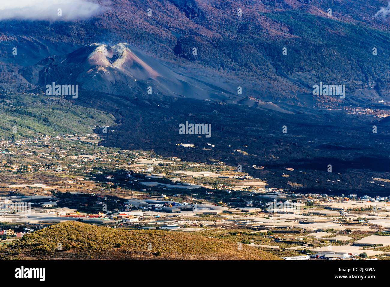 Cône du volcan Takogaite et écoulement de lave solidifiée traversant la vallée de l'Aridane. La Palma, Îles Canaries, Espagne Banque D'Images