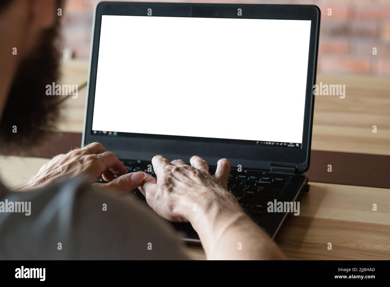 blogueur de médias sociaux homme travail ordinateur portable écran blanc Banque D'Images