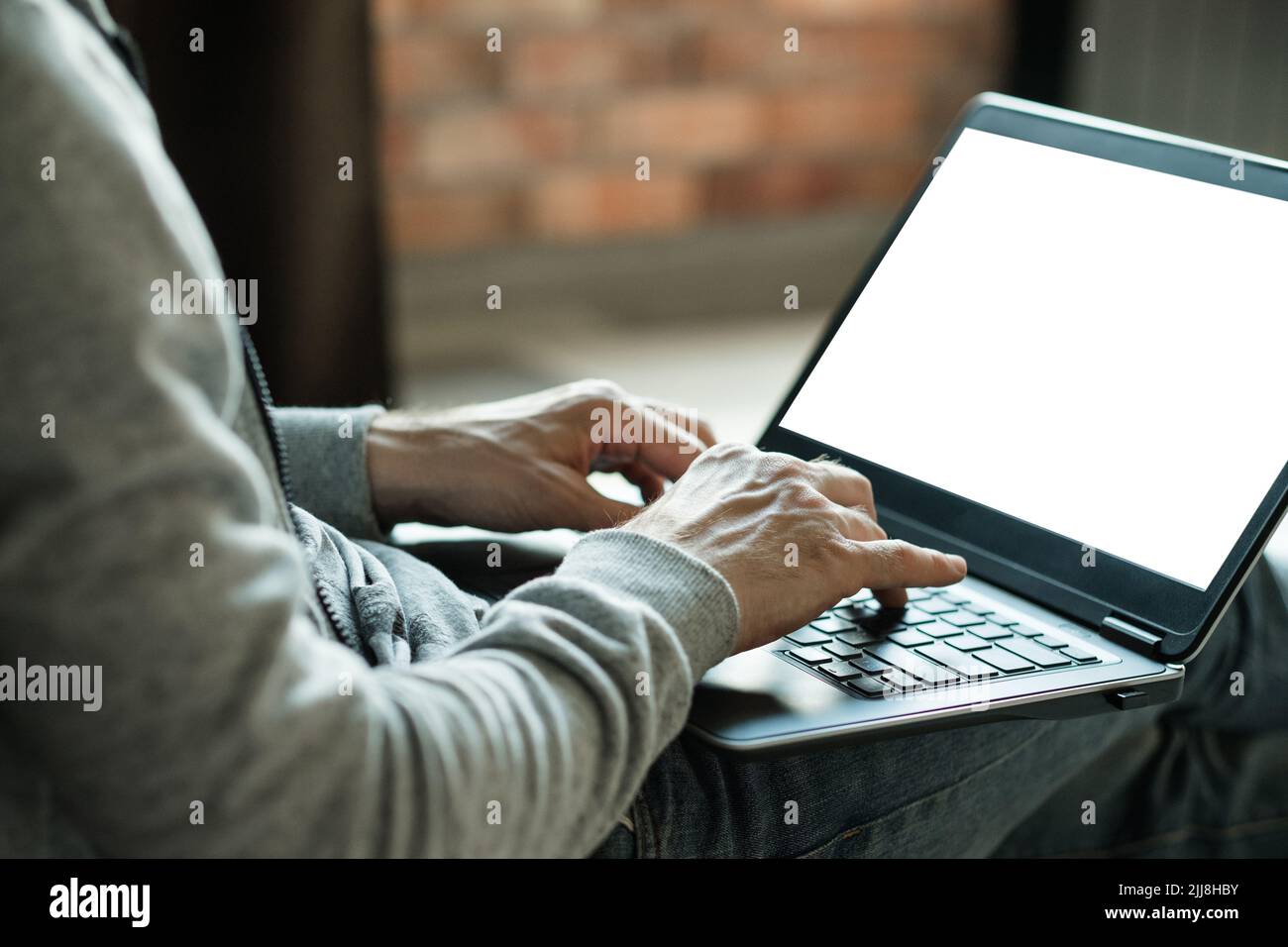 un homme d'affaires en ligne travaille un écran d'ordinateur portable vide Banque D'Images