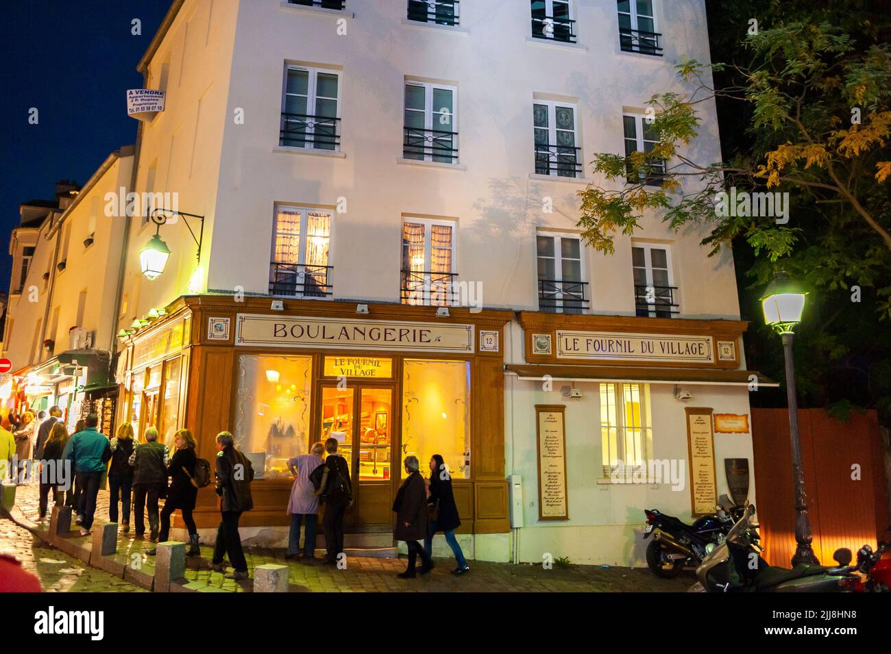 Paris, France, foule, touristes en visite, scène de rue, Boulangerie française, boulangerie, nuit, quartier de Montmartre, Banque D'Images