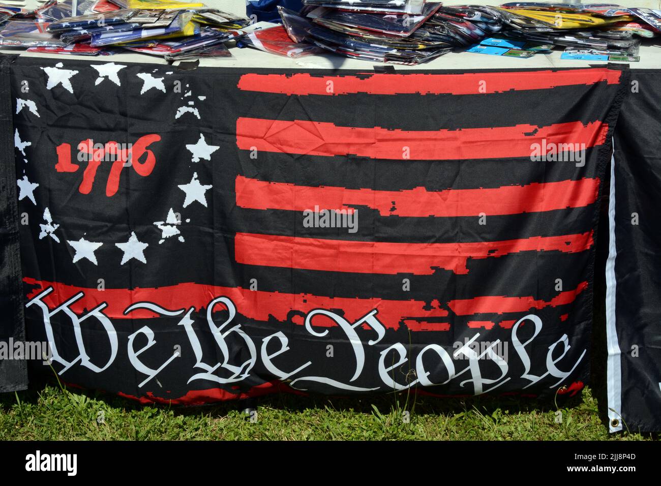 Un drapeau politique patriotique de constitution américaine « nous le peuple » en vente à Metaline Falls, État de Washington, États-Unis. Banque D'Images