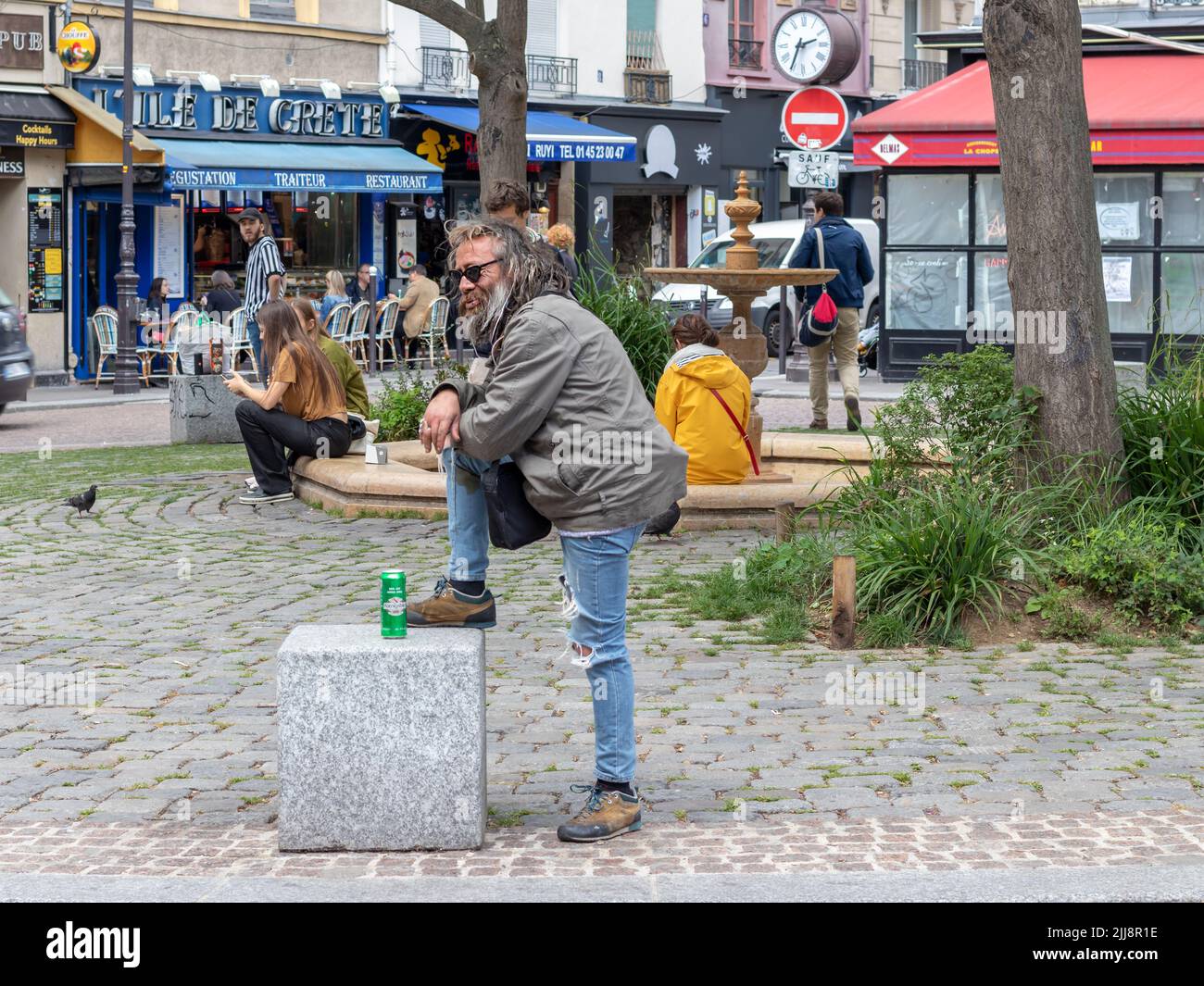 PARIS / FRANCE - 08 JUIN 2019 : vieil homme sale avec une canette de bière debout dans un lieu public à Paris, France Banque D'Images