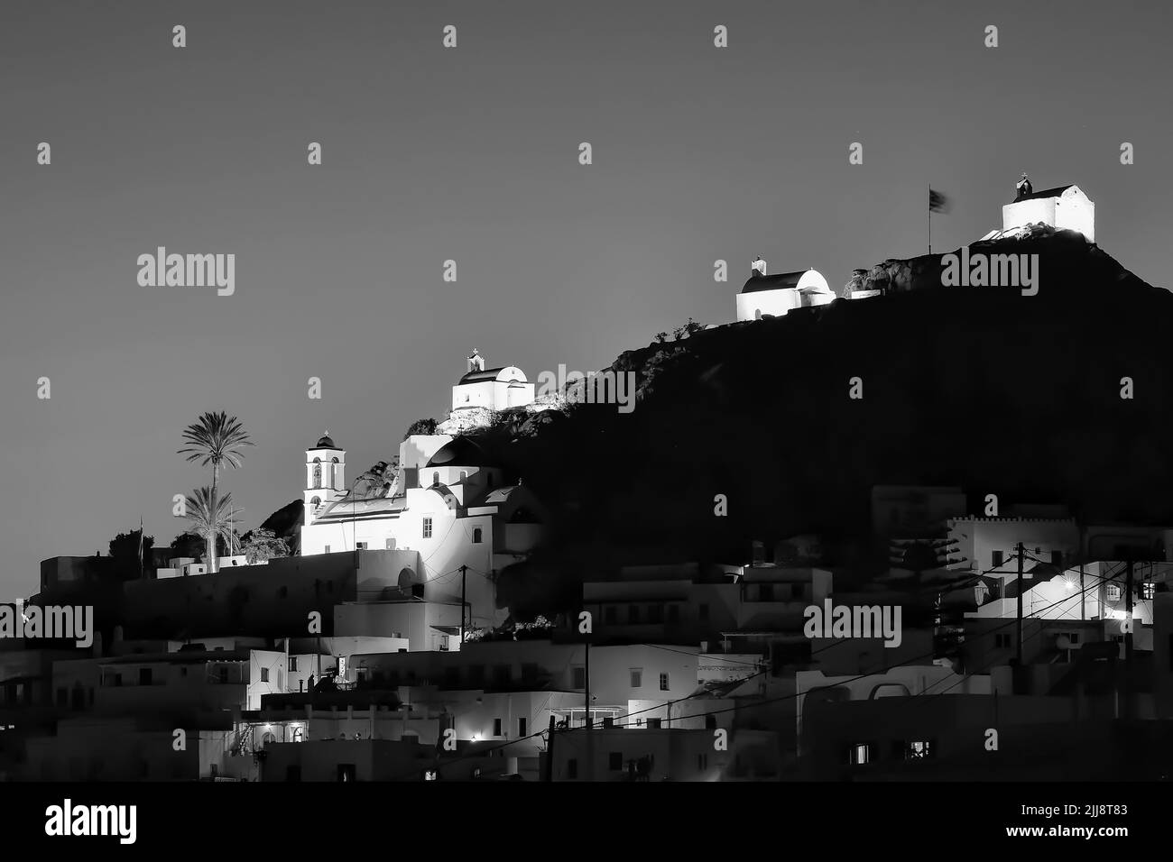 Vue panoramique sur l'île pittoresque illuminée d'iOS en Grèce tandis que le soleil se couche en noir et blanc Banque D'Images