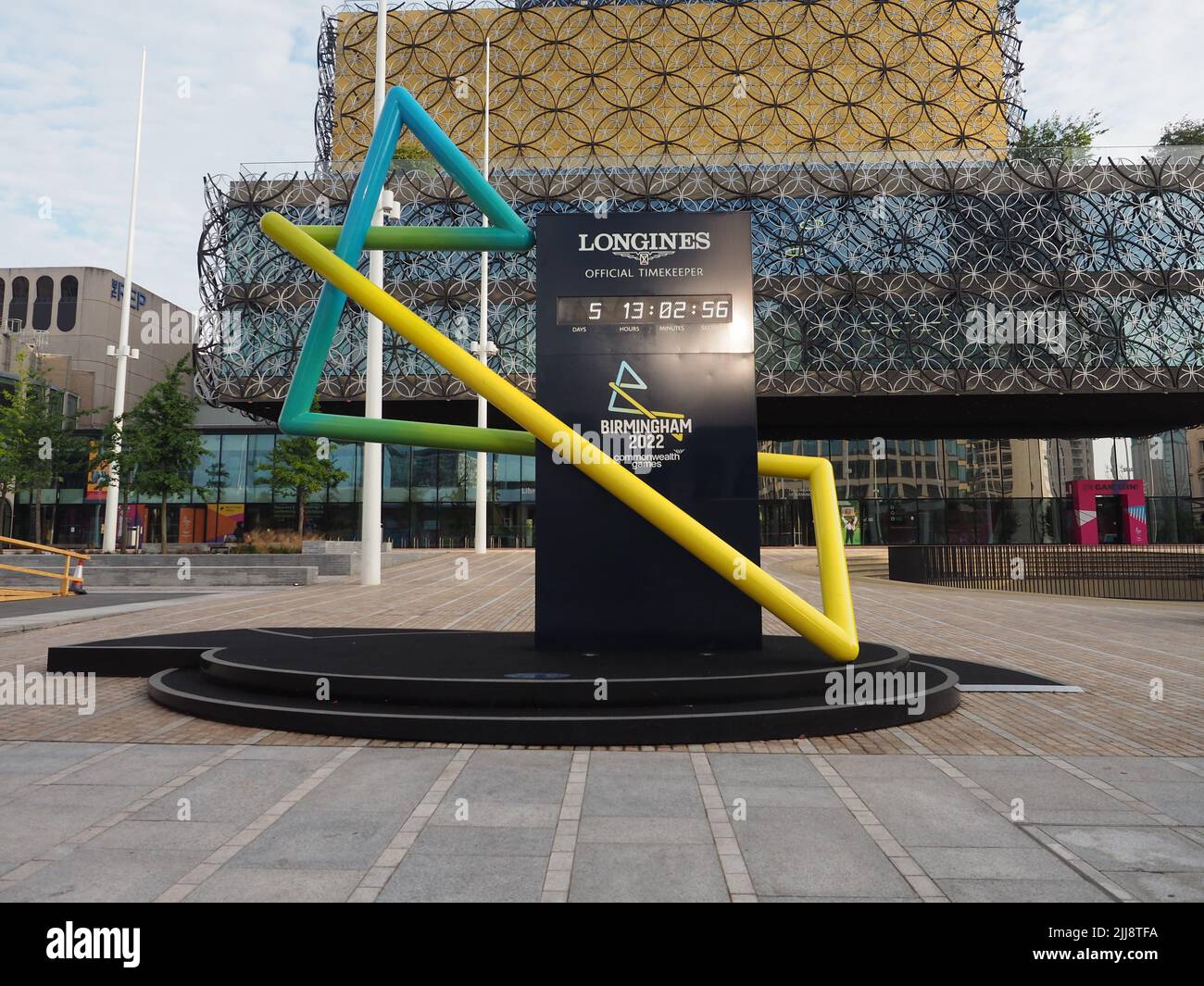 Horloge à compte à rebours des Jeux du Commonwealth 2022 devant la Bibliothèque de Birmingham Banque D'Images