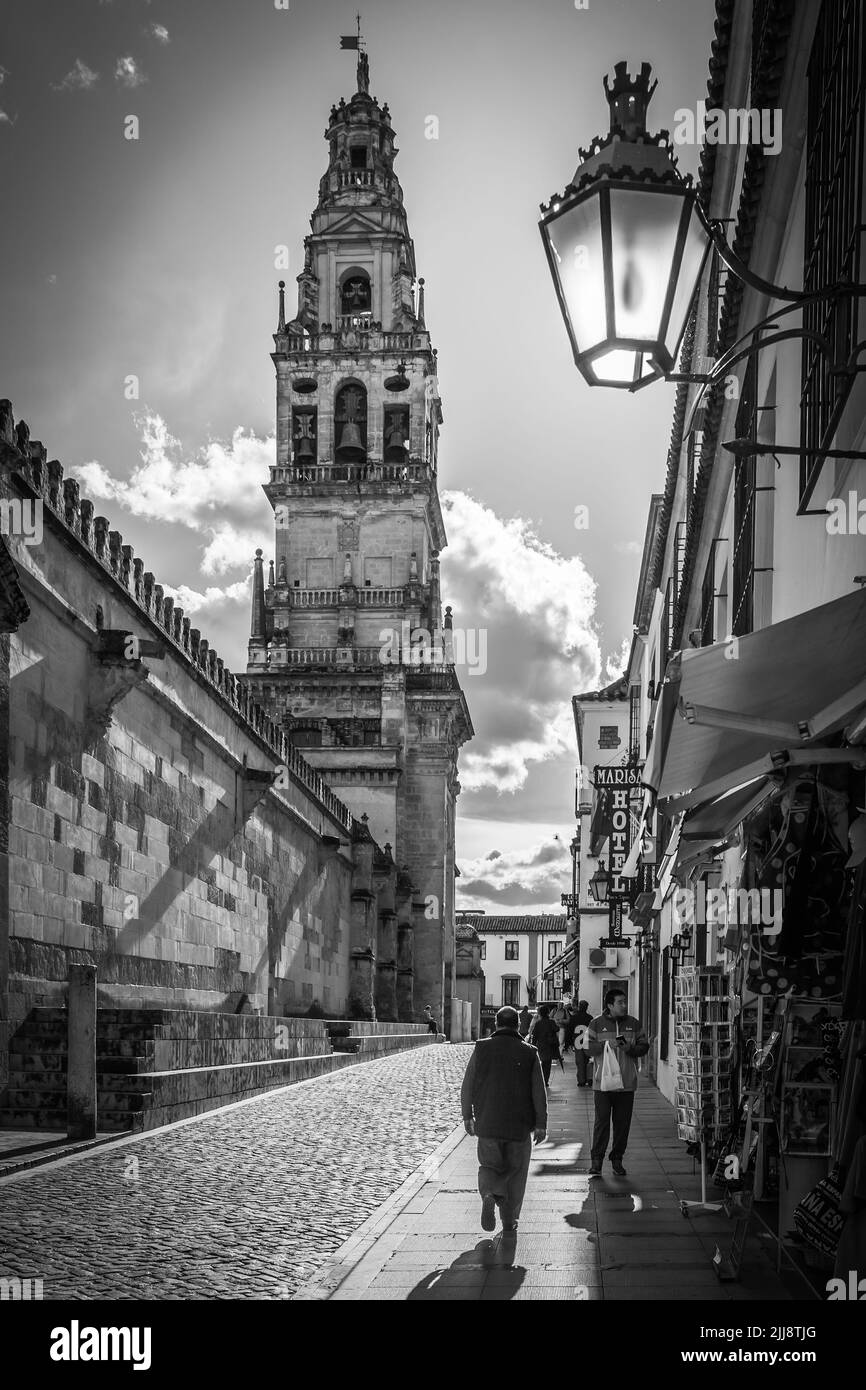 Cordoue, Espagne - 13 mars 2013 : rue le long de la mosquée–Cathédrale de Cordoue. Photographie en noir et blanc Banque D'Images