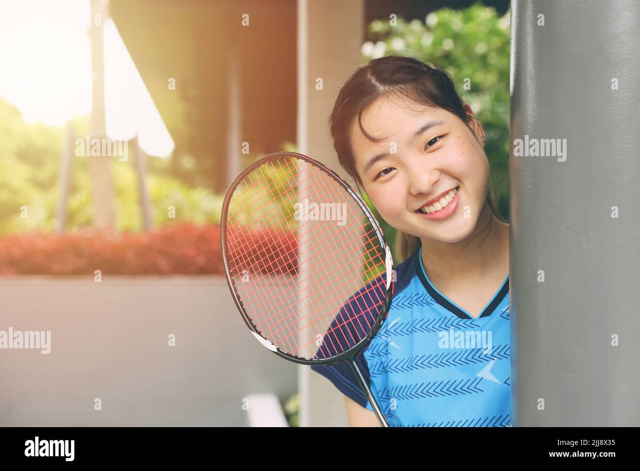 Asiatique Teen fille joueur de sport avec équipement de badminton pour un portrait en plein air sain sourire heureux Banque D'Images