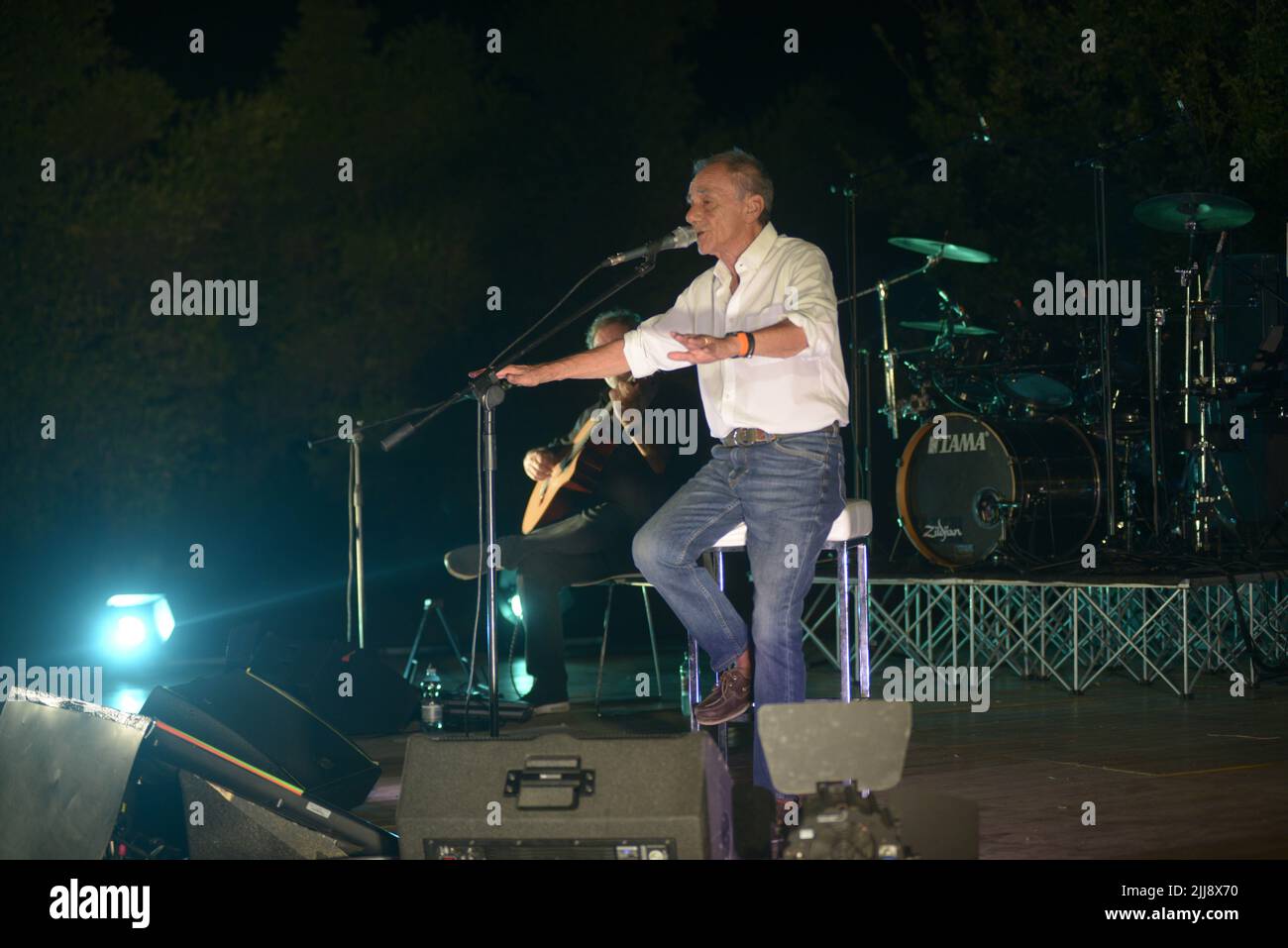 Ascea, Italie. 23rd juillet 2022. Le chanteur-compositeur italien, parolier, écrivain, poète et ancien professeur italien Roberto Vecchioni présente “l'Infinito Tour”, un grand spectacle de chansons, d'images et de monologues qui donnera au public une performance intense et passionnante à Ascea, en Italie, sur 23 juillet 2022. (Photo de Mariano Montella/Pacific Press/Sipa USA) crédit: SIPA USA/Alay Live News Banque D'Images