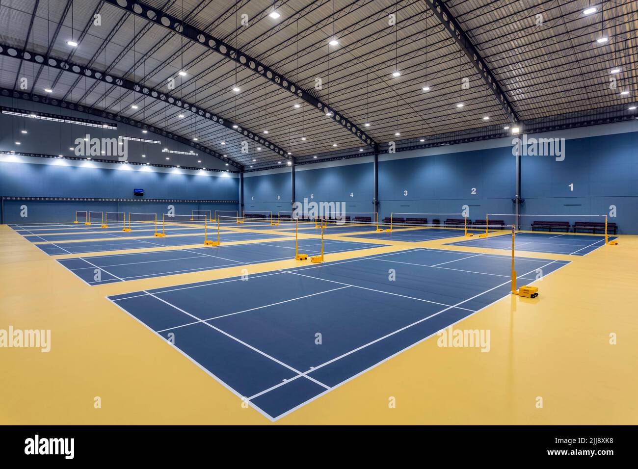 Chonburi, Thaïlande - 26 avril 2017: Terrain de badminton intérieur avec plancher de Decoflex à Bowin Arena situé à Chonburi, Thaïlande. Banque D'Images