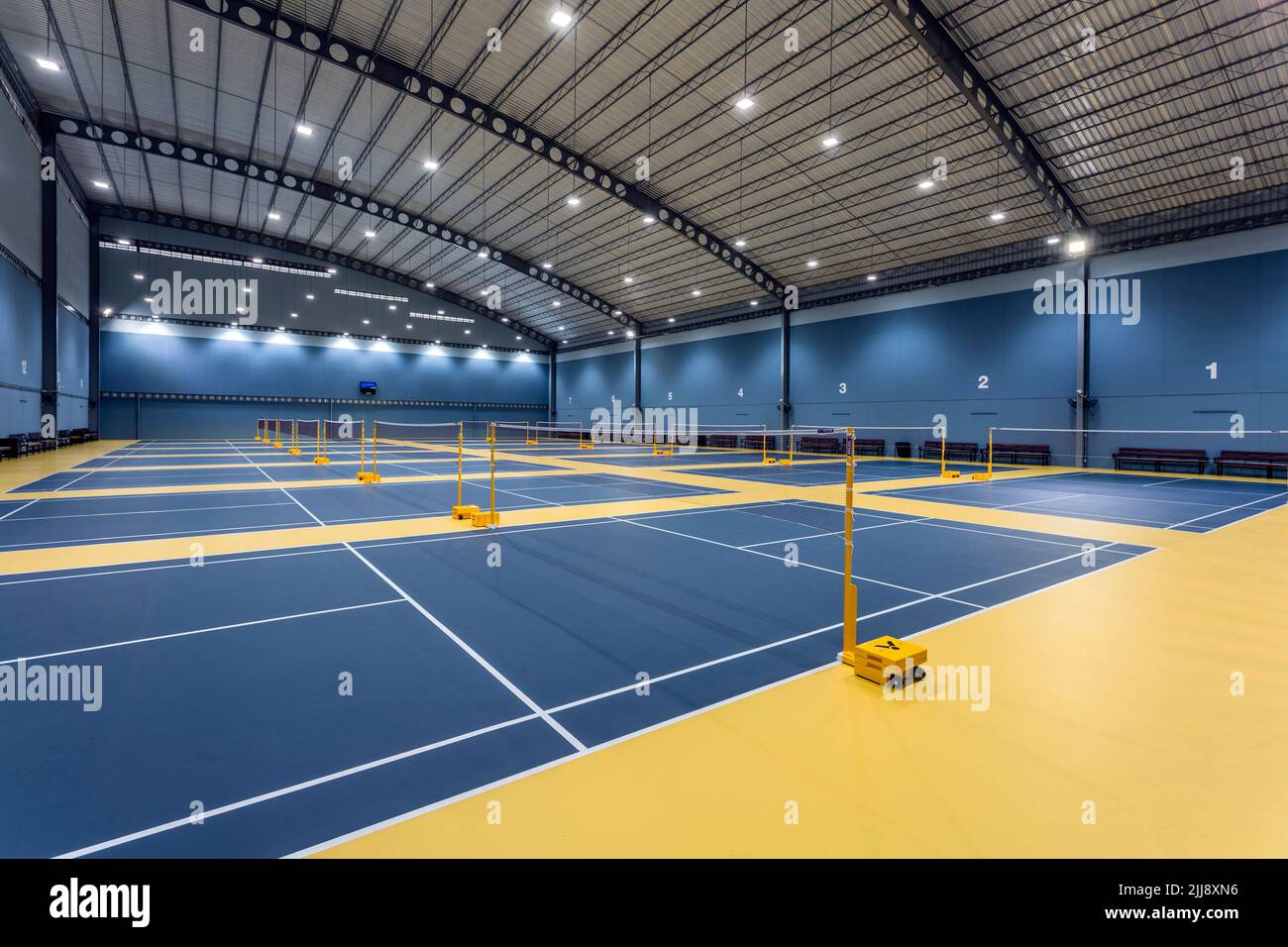 Chonburi, Thaïlande - 26 avril 2017: Terrain de badminton intérieur avec plancher de Decoflex à Bowin Arena situé à Chonburi, Thaïlande. Banque D'Images
