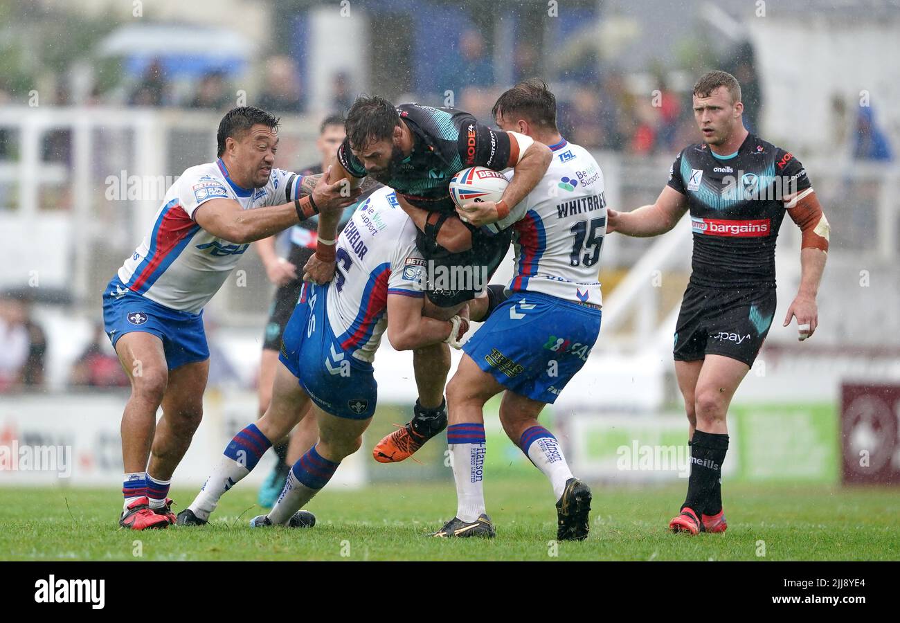 Jacob Miller et Jai Whitbread de Wakefield Trinity s'attaquent à Alex Walmsley de St Helens lors du match de la Super League de Betfred au stade de soutien de Bebe Well, Wakefield. Date de la photo: Dimanche 24 juillet 2022. Banque D'Images