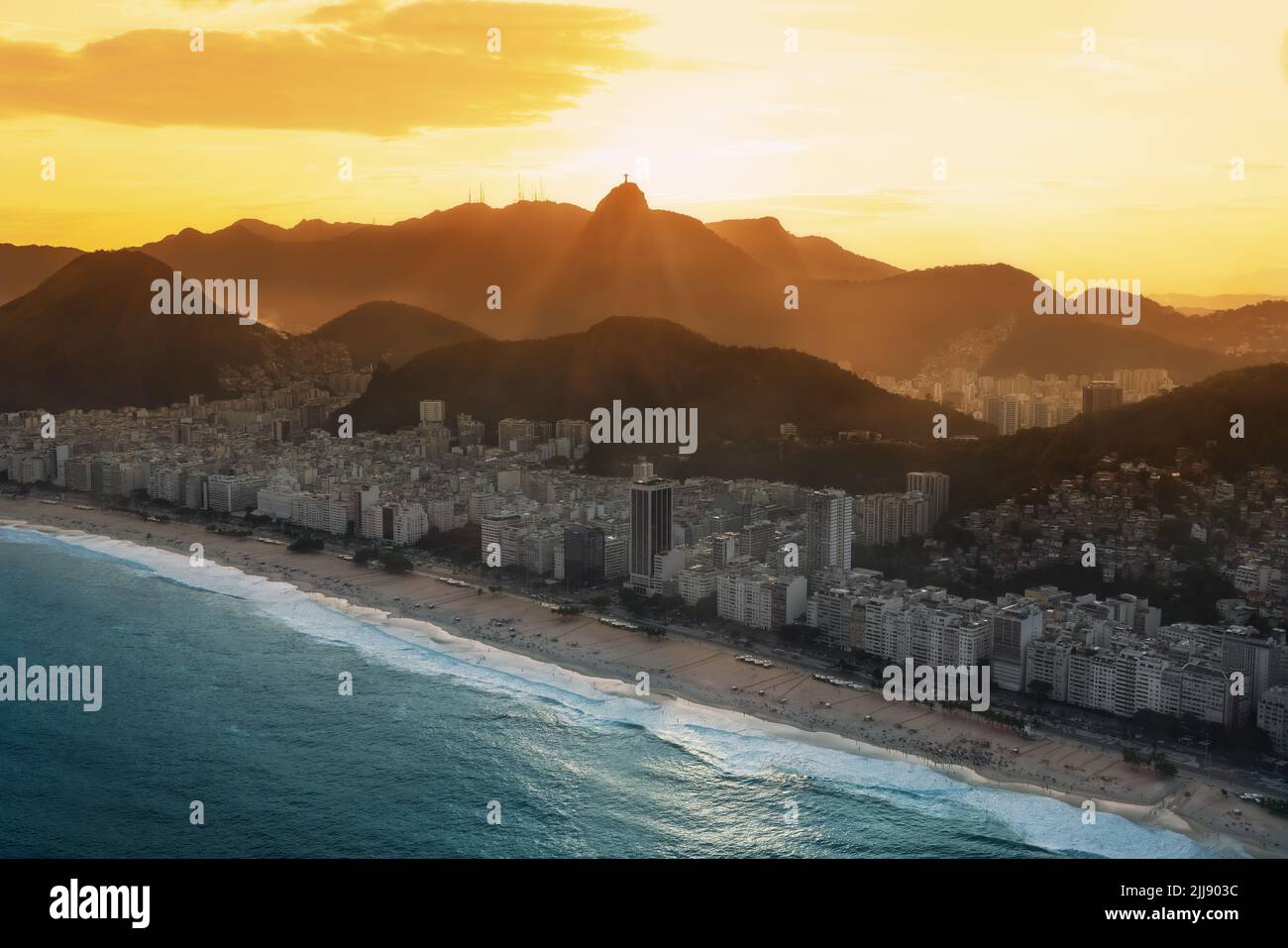 Vue aérienne de Copacabana au coucher du soleil avec la montagne Corcovado - Rio de Janeiro, Brésil Banque D'Images