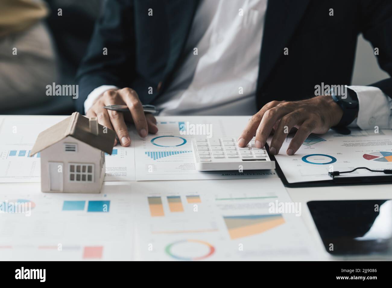 Contrat de vérification de courtier d'agent pour vendre ou acheter ou louer une maison. Assurance de biens et concept de sécurité. Banque D'Images