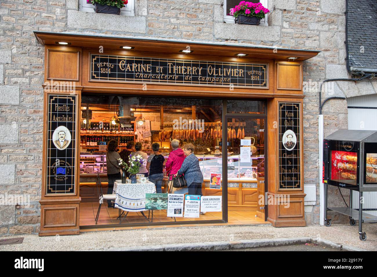 Ploumilliau (Plouilio), France. Carine et Thierry Ollivier, boucherie spécialisée dans la charcuterie et le porc, créée en 1814 Banque D'Images