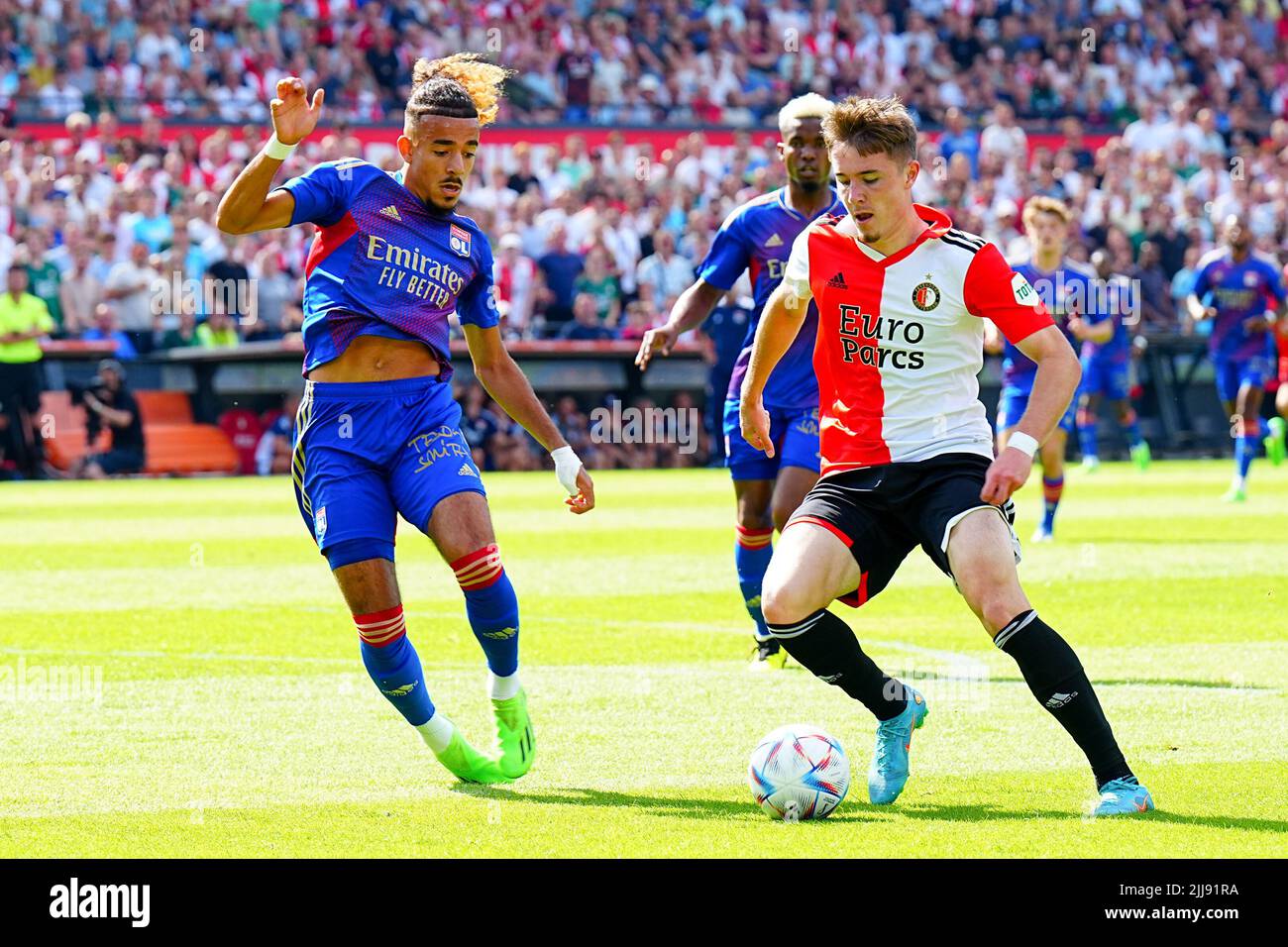 ROTTERDAM, PAYS-BAS - JUILLET 24 : Malo Gusto de l'Olympique Lyon, Patrik Walemark de Feyenoord lors du match d'avant-saison entre Feyenoord et Olympique Lyon au Stadion Feyenoord on 24 juillet 2022 à Rotterdam, pays-Bas (photo de Geert van Erven/Orange Pictures) Banque D'Images