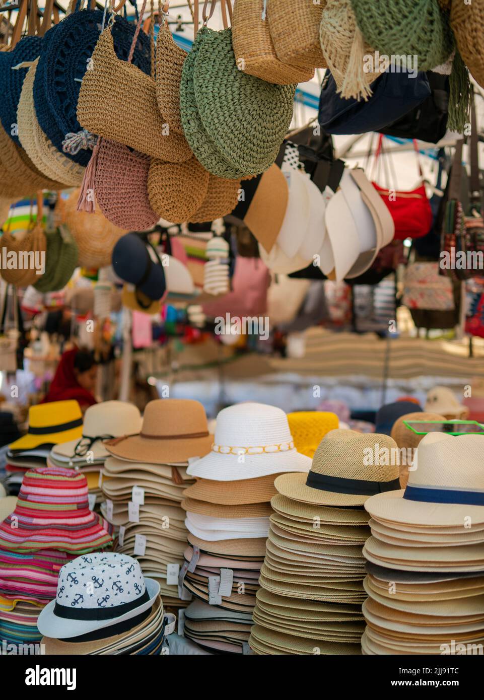 chapeaux de paille en vente sur le marché de rue Photo Stock - Alamy