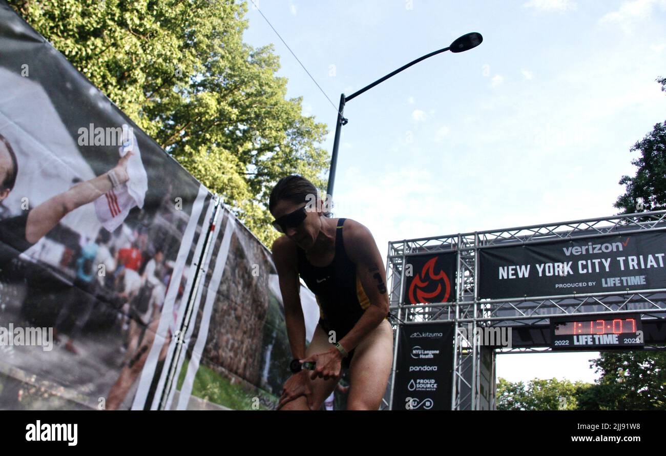 24 juillet 2022, New York, Etats-Unis: (SPO) Podium - Verizon triathlon de New York 2022 (femmes) 24 juillet 2022, New York, Etats-Unis: Le triathlon de Verizon New York (femmes) produit par Life Time, qui a lieu à New York avec une ligne finie à Naumburg Bandshell, Central Park. La course féminine a été remportée par l'américain Amy Cymerman 1:08:33,2nd Rebeccah Wassner 1:10:01,3rd Nicole Falcaro 1:12:29. .Credit: Niyi Fote/TheNews2 (Credit image: © Niyi Fote/TheNEWS2 via ZUMA Press Wire) Banque D'Images