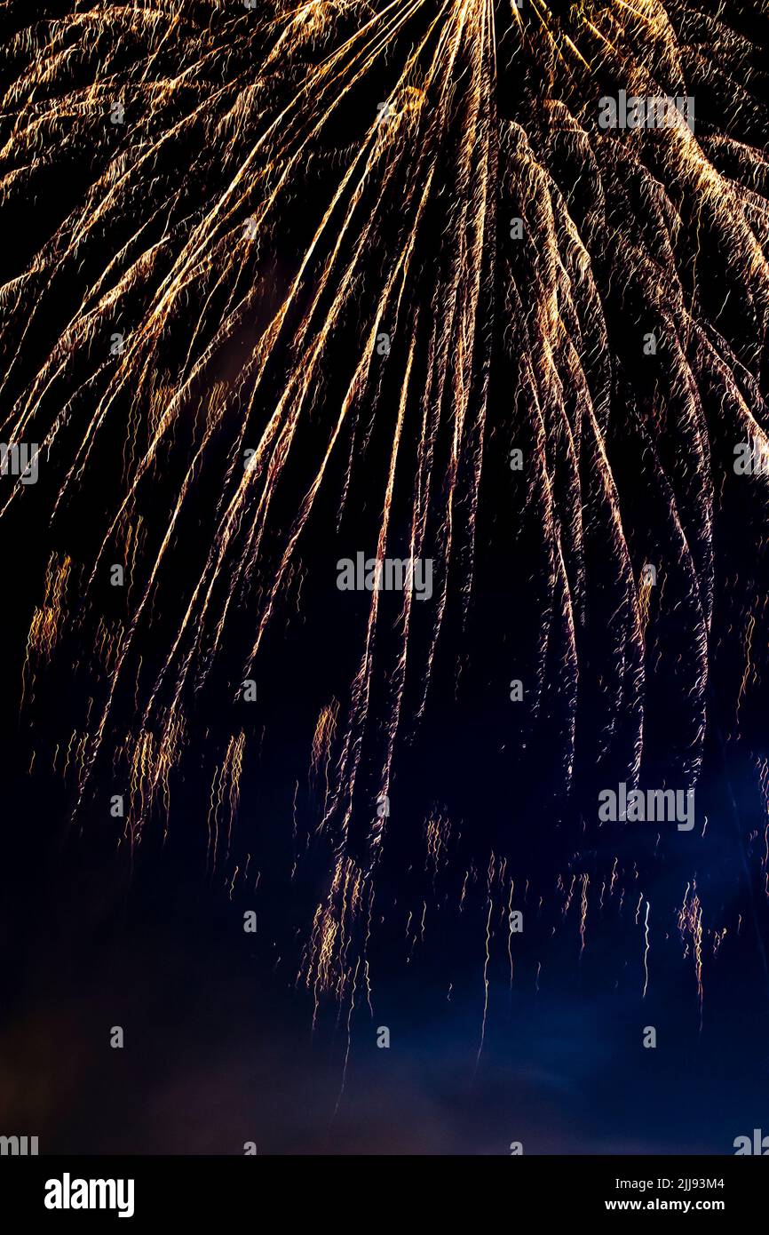 douche de feux d'artifice dorés dans le ciel nocturne Banque D'Images