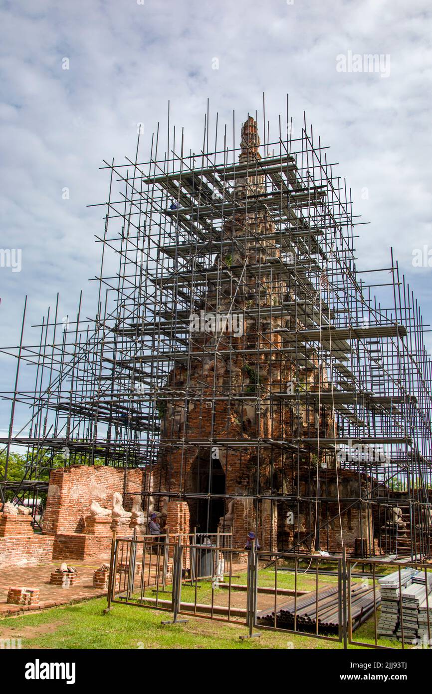 Ayutthaya Thaïlande 6th juin 2022 : le Prang de Wat Chaiwatthanaram est en cours d'entretien. Un temple bouddhiste sur la rive ouest de la rivière Chao Phraya. Banque D'Images
