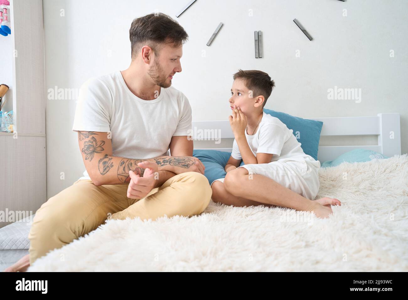 Garçon se plaint à son père de mal de dents et de se sentir mal à l'esprit Banque D'Images