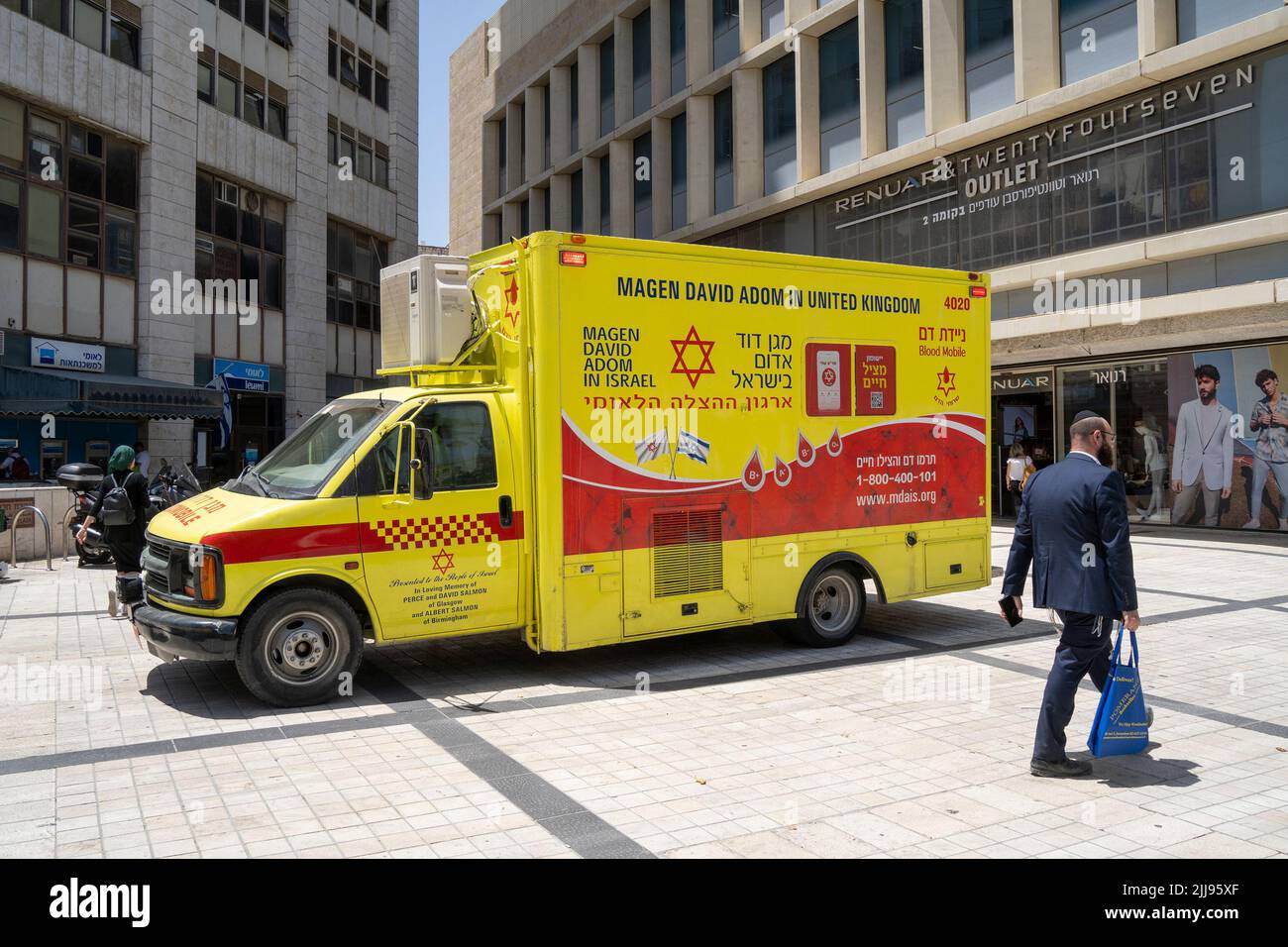 Jérusalem, Israël - 2 juin 2022 : une ambulance de don de sang de l'organisation Magen David Adom, garée dans une rue de Jérusalem, Israël. Banque D'Images