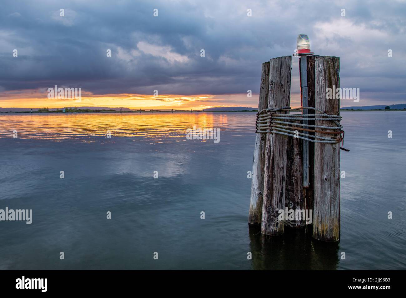 Coucher de soleil sur une soirée d'été ensoleillée au-dessus de Port Gardner à Everett WA Banque D'Images