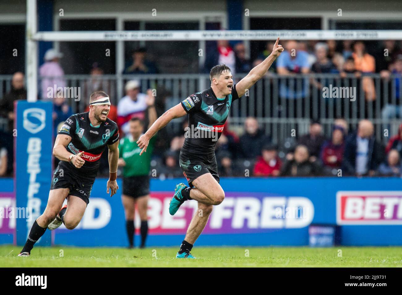 Wakefield, Royaume-Uni. 24th juillet 2022. Jack Welsby #1 de St Helens court aux supporters en voyage et célèbre son but de chute gagnant pendant le point d'or à Wakefield, Royaume-Uni le 7/24/2022. (Photo de James Heaton/News Images/Sipa USA) crédit: SIPA USA/Alay Live News Banque D'Images