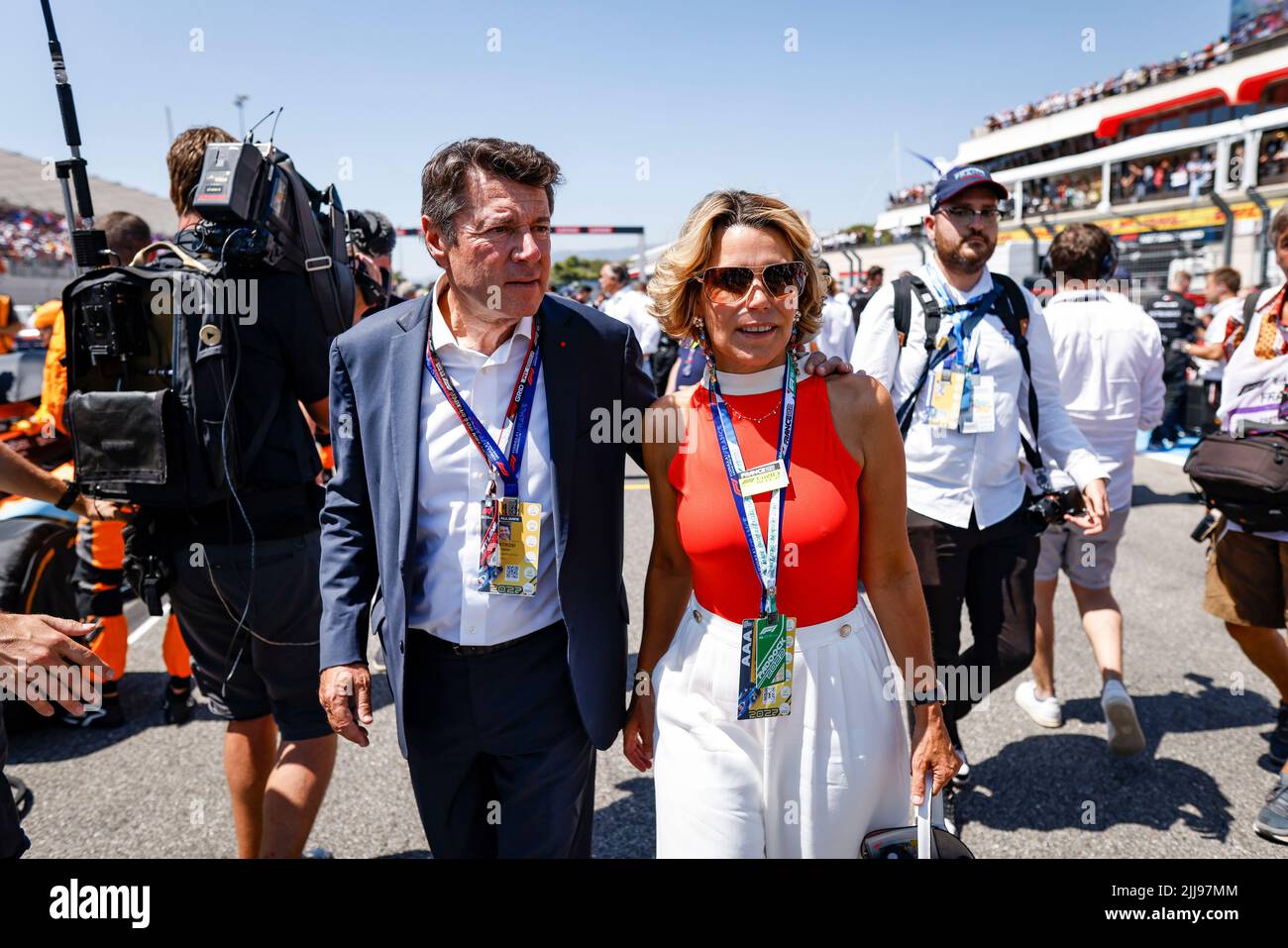 Le Castellet, France - 24/07/2022, Estrosi Christian, maire de Nice et son épouse lors du Grand Prix de France de Formule 1 de Lenovo, Grand Prix de France 2022, 12th du Championnat du monde de Formule 1 de la FIA 2022 de 22 juillet au 24, 2022 sur le circuit Paul Ricard, au Castellet, France - photo Julien Delfosse / DPPI Banque D'Images