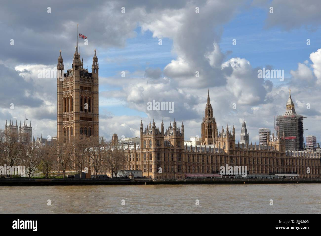 Parlement du Royaume-Uni avec drapeau en Berne, deuil national Banque D'Images