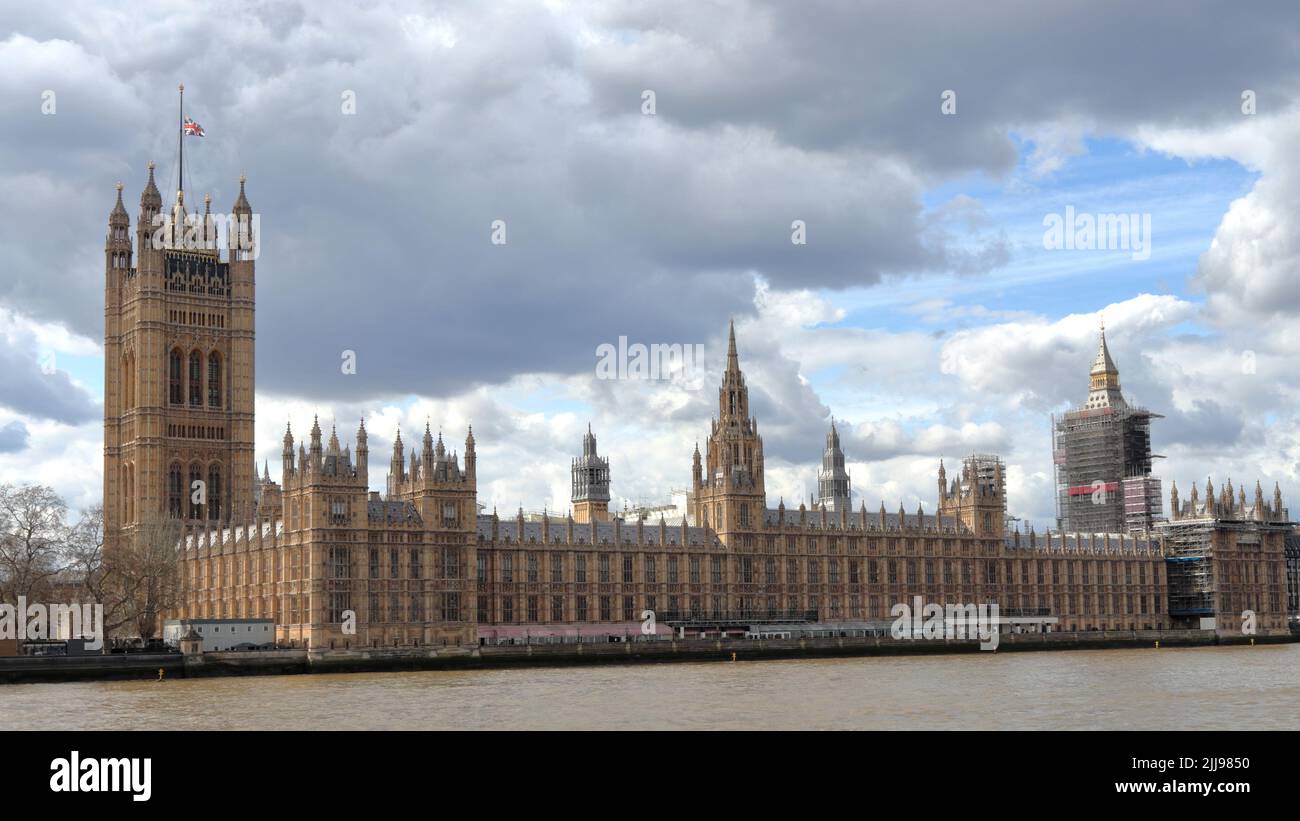 Parlement du Royaume-Uni avec drapeau en Berne, deuil national Banque D'Images
