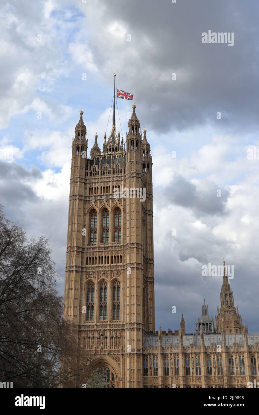 Parlement du Royaume-Uni avec drapeau en Berne, deuil national Banque D'Images