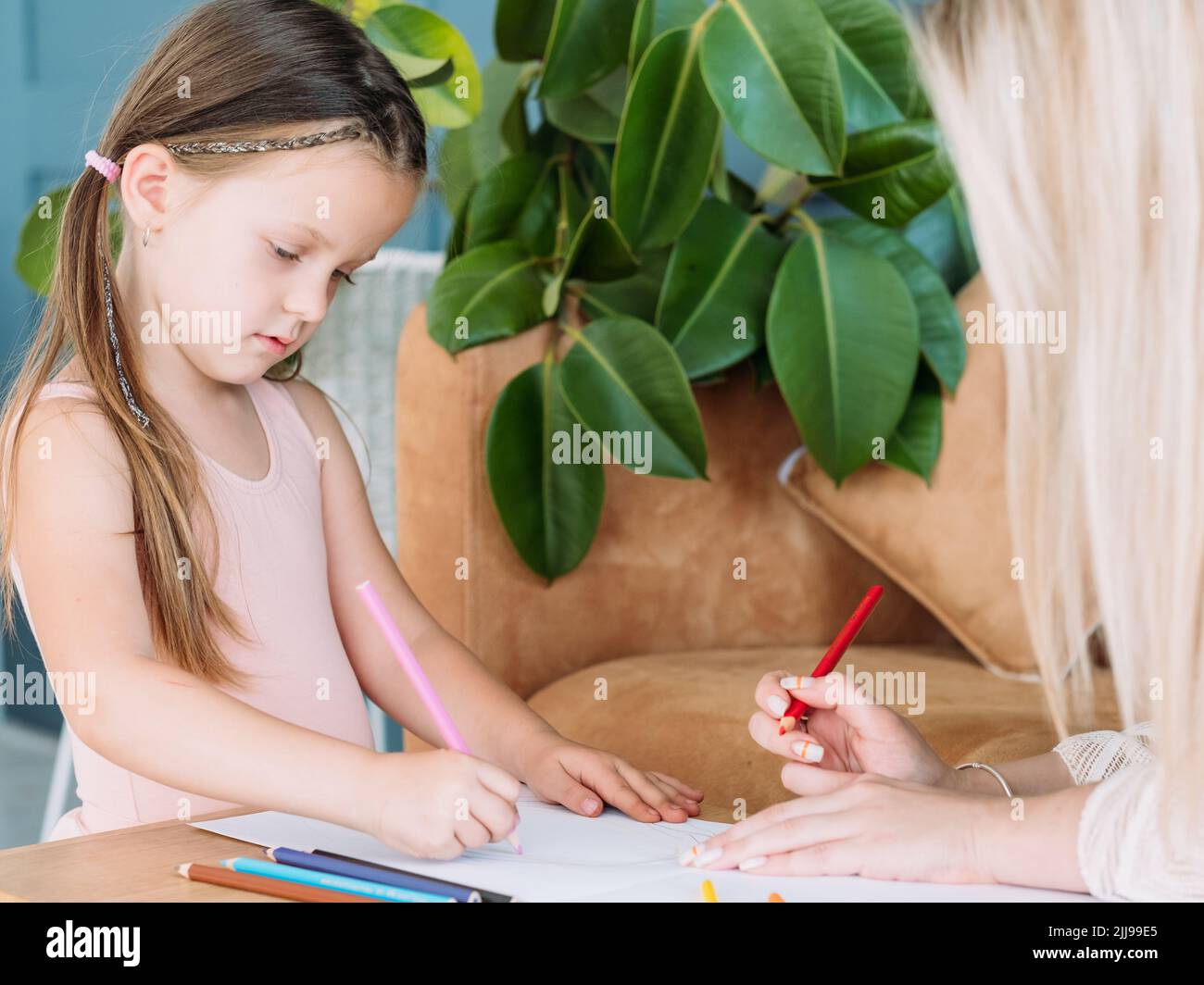 enfants art loisirs peinture art hobby fille dessiner Banque D'Images