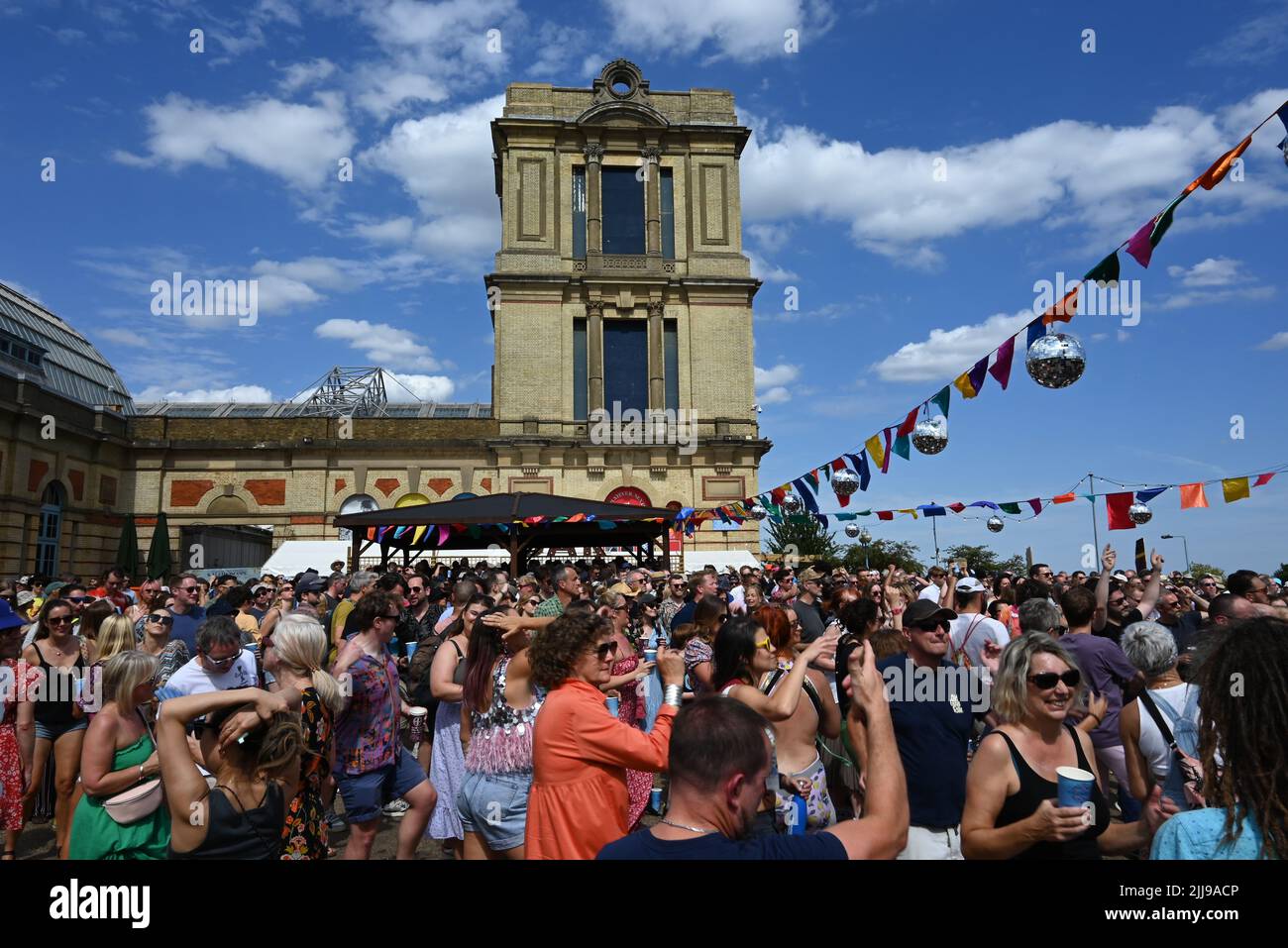 Hier, le Kaléidoscope Festival du Palais Alexandra a célébré sa troisième année avec une gamme comprenant orbital, Happy Mondays, le donjon pop nocturne de l'église de Charlotte, David Rodigan MBE et les numéros magiques et DJ de Crazy P Soundsystem, Craig Charles, DJ Yoda, Zero 7, PBR Streetgang. La scène de comédie a présenté des représentations de Dom Joly, Jessica Fostekew, Ed Byrne, immense Davies et Sindhu Vee. Avec une toile de fond qui offre une vue panoramique sur toute la ville, des hectares de parc à explorer, et l'accès à certains des coins cachés du palais emblématique. Banque D'Images