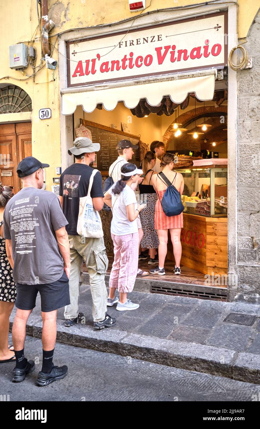 Les clients qui font des reines à l'extérieur de tout Antico Vinaio Sandwich Shop Invia dei Neri Florence Italie Banque D'Images