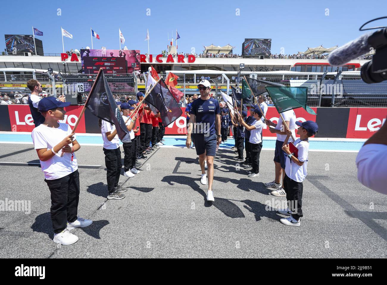 Le Castellet, France - 24/07/2022, le Castellet, France - 24/07/2022, LATIFI Nicholas (CAN), Williams Racing FW44, portrait avec gamins pendant le Grand Prix de France de Formule 1 de Lenovo, Grand Prix de France 2022, 12th tour du Championnat du monde de Formule 1 de la FIA 2022 de 22 juillet à 24, 2022 sur le circuit Paul Ricard, au Castellet, France - photo : Marc de Mattia / DPPI / DPPI / LiveMedia Banque D'Images