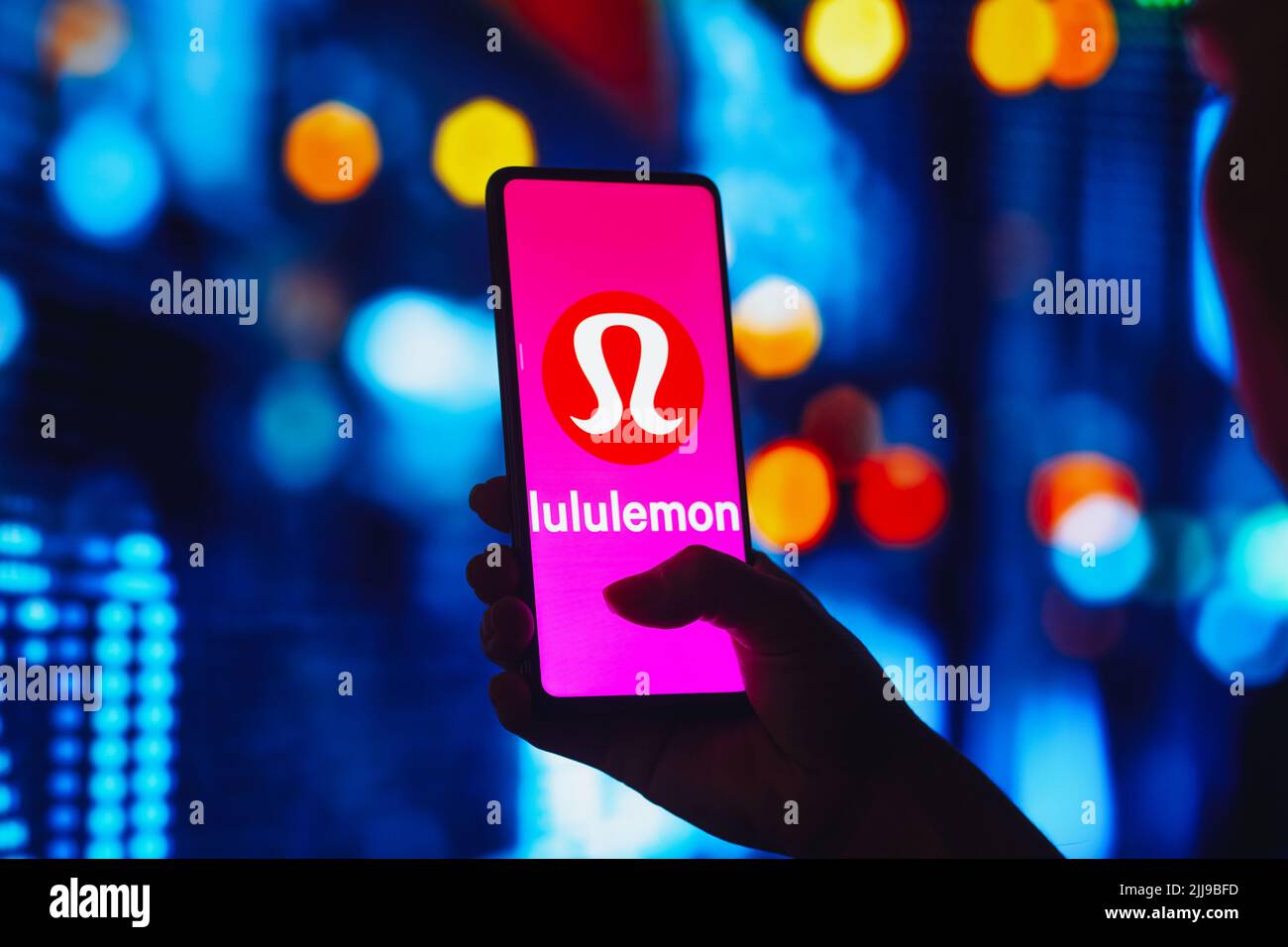 Dans cette illustration, le logo Lululemon Atletica Inc. S'affiche sur l'écran d'un smartphone. Banque D'Images