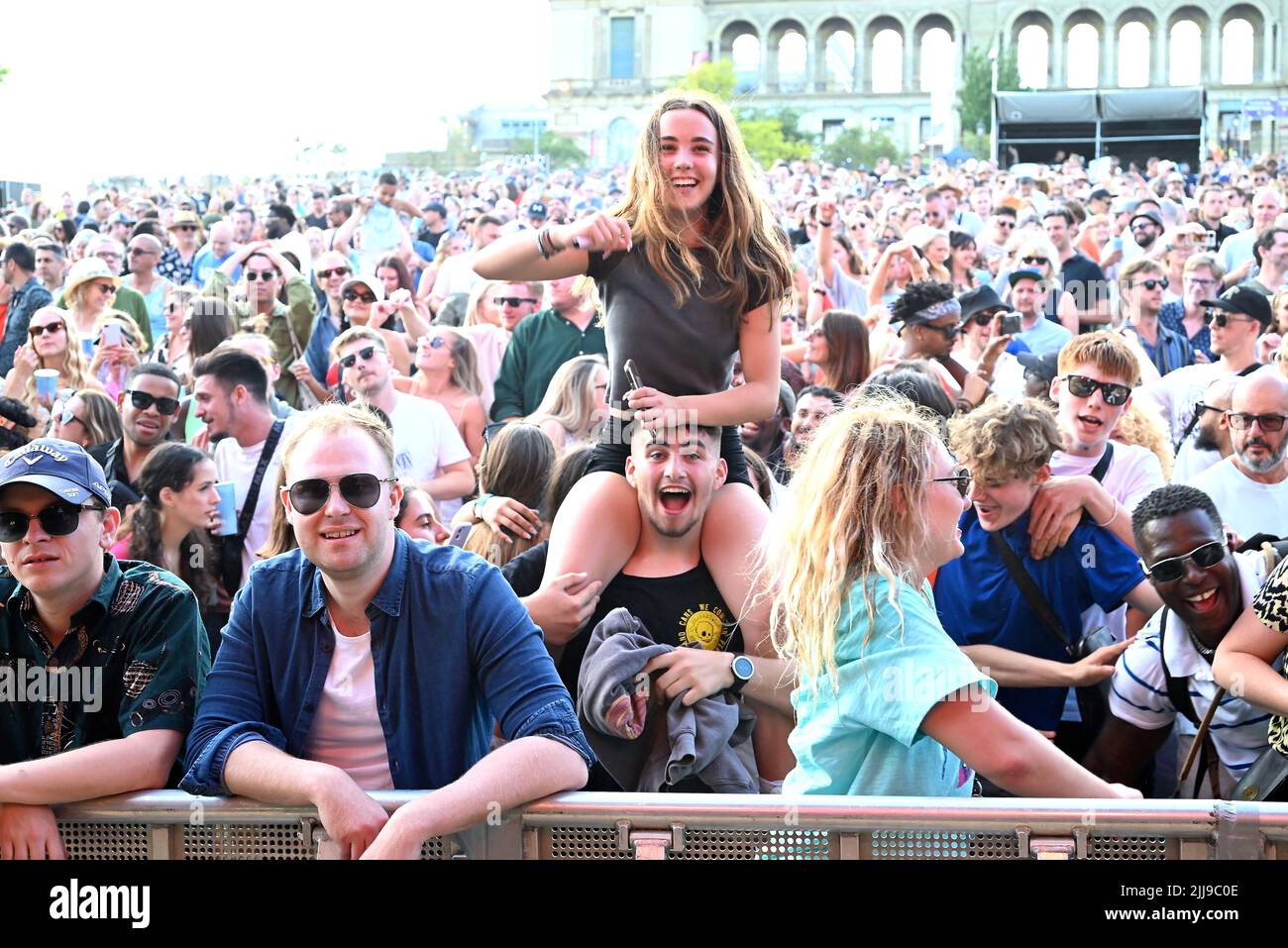 Hier, le Kaléidoscope Festival du Palais Alexandra a célébré sa troisième année avec une gamme comprenant orbital, Happy Mondays, le donjon pop nocturne de l'église de Charlotte, David Rodigan MBE et les numéros magiques et DJ de Crazy P Soundsystem, Craig Charles, DJ Yoda, Zero 7, PBR Streetgang. La scène de comédie a présenté des représentations de Dom Joly, Jessica Fostekew, Ed Byrne, immense Davies et Sindhu Vee. Avec une toile de fond qui offre une vue panoramique sur toute la ville, des hectares de parc à explorer, et l'accès à certains des coins cachés du palais emblématique. Banque D'Images