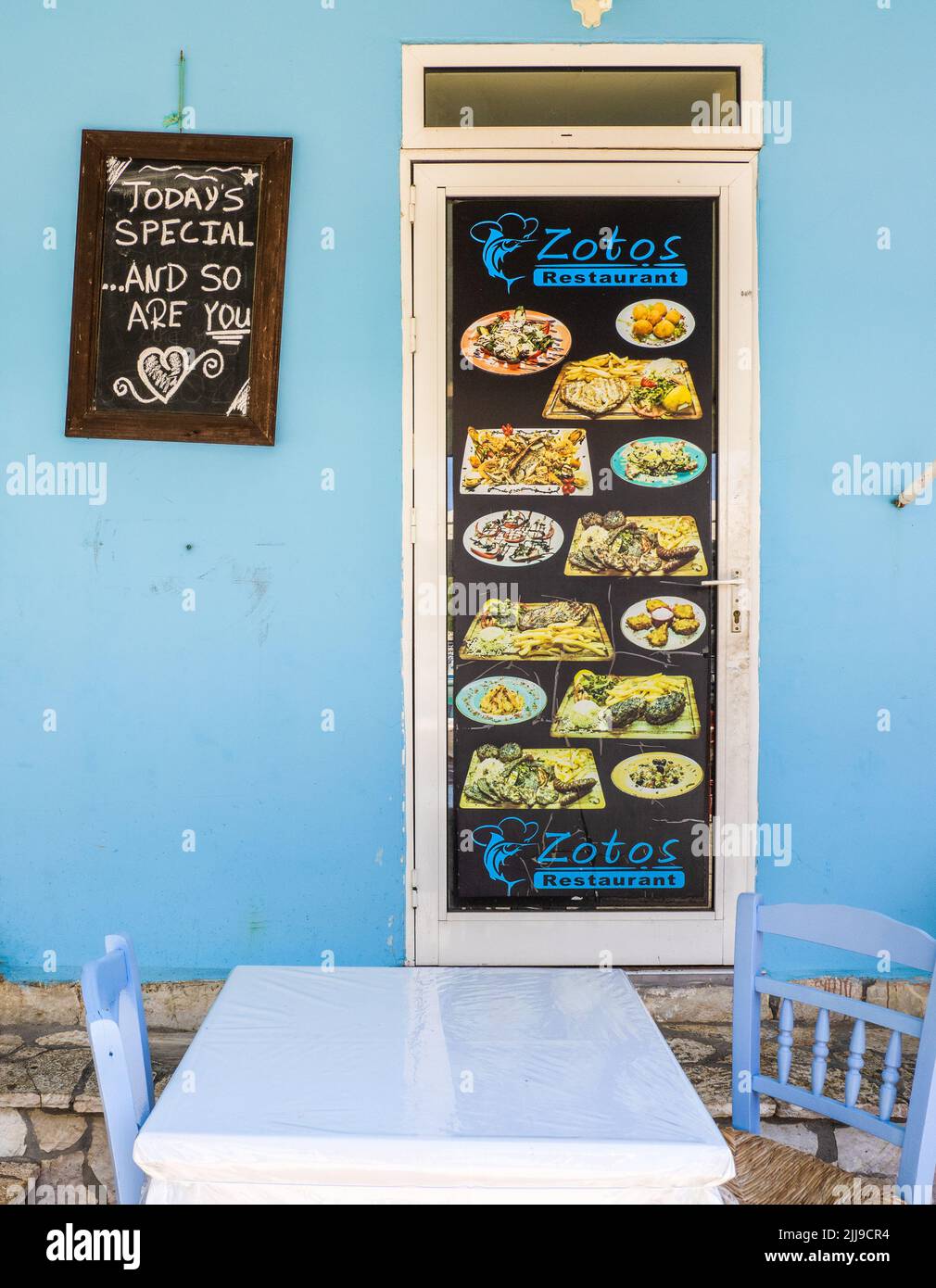 Un menu amusant à l'extérieur d'une taverne du port à Lefkada en Grèce - aujourd'hui's Special et vous aussi Banque D'Images