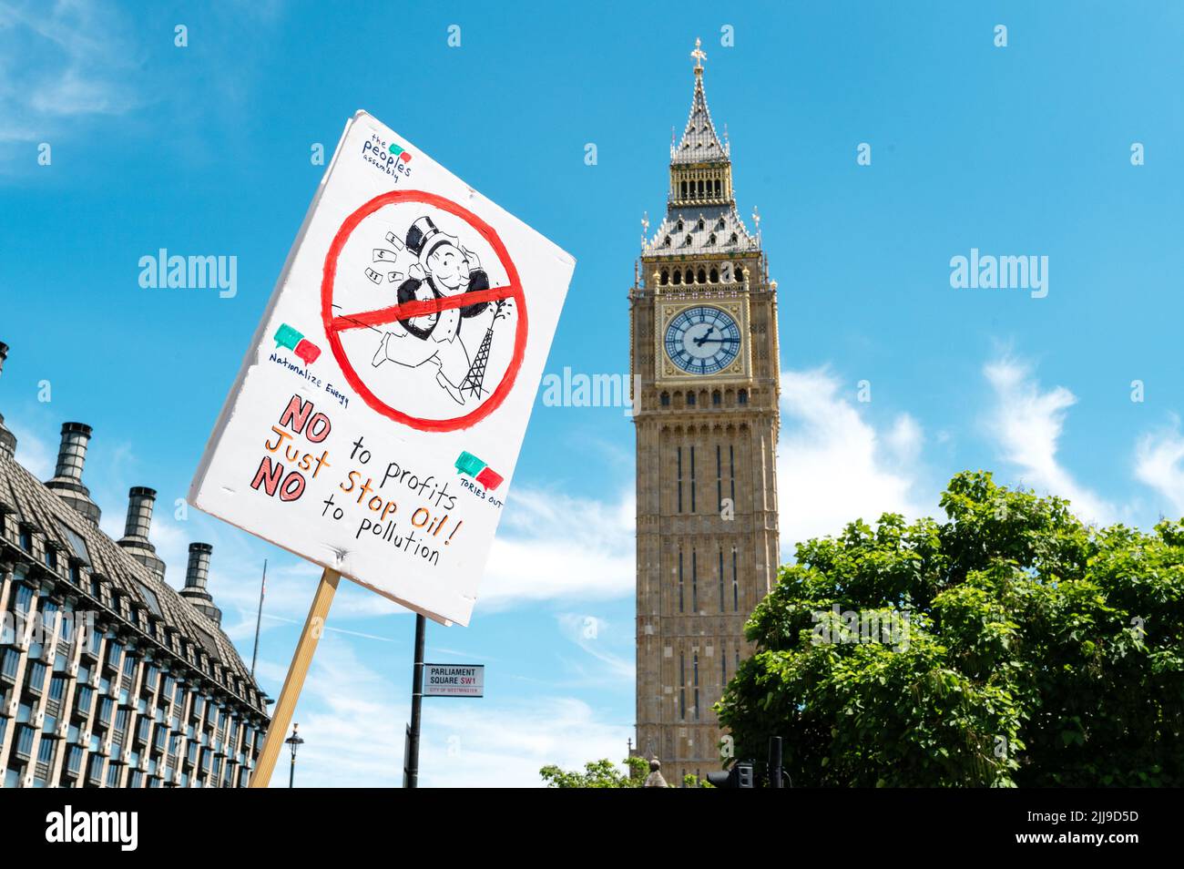 Londres, Royaume-Uni. 23 juillet 2022. Une marche organisée par We All veut juste arrêter le pétrole pour exiger la fin de la nouvelle licence et de la production de combustibles fossiles Banque D'Images